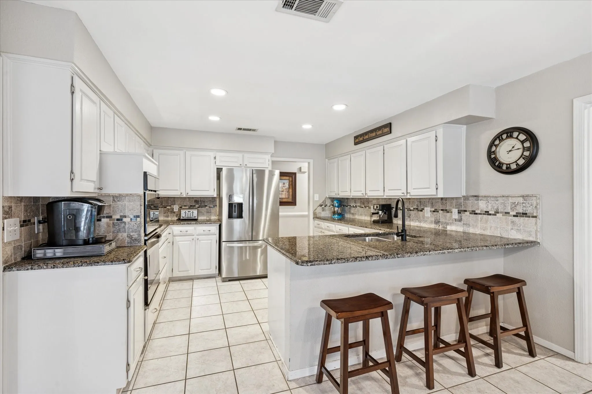 Single Family Residence For Sale in Tarrant County , 2618 Keystone Drive, Arlington, Texas 76006, 3 Bedroom, 2 Bathroom, 2 Garage spaces, 2,394 Sqft, built in 1978, mls#21290395, Real Estate Agent in Arlington, Homes For Sale in Tarrant county, Homes For Sale in Arlington, Realtor in Arlington Texas, Real Estate Brokerage Independent Realty Texas, Luminita Cordes Realtor