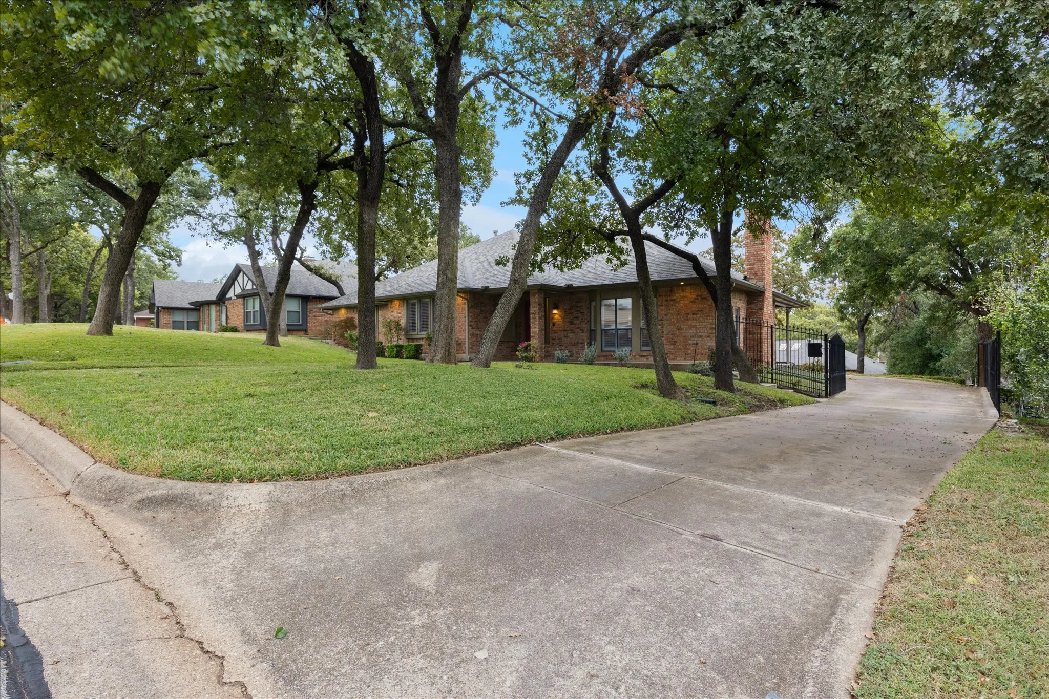 Single Family Residence For Sale in Tarrant County , 2618 Keystone Drive, Arlington, Texas 76006, 3 Bedroom, 2 Bathroom, 2 Garage spaces, 2,394 Sqft, built in 1978, mls#21290395, Real Estate Agent in Arlington, Homes For Sale in Tarrant county, Homes For Sale in Arlington, Realtor in Arlington Texas, Real Estate Brokerage Independent Realty Texas, Luminita Cordes Realtor