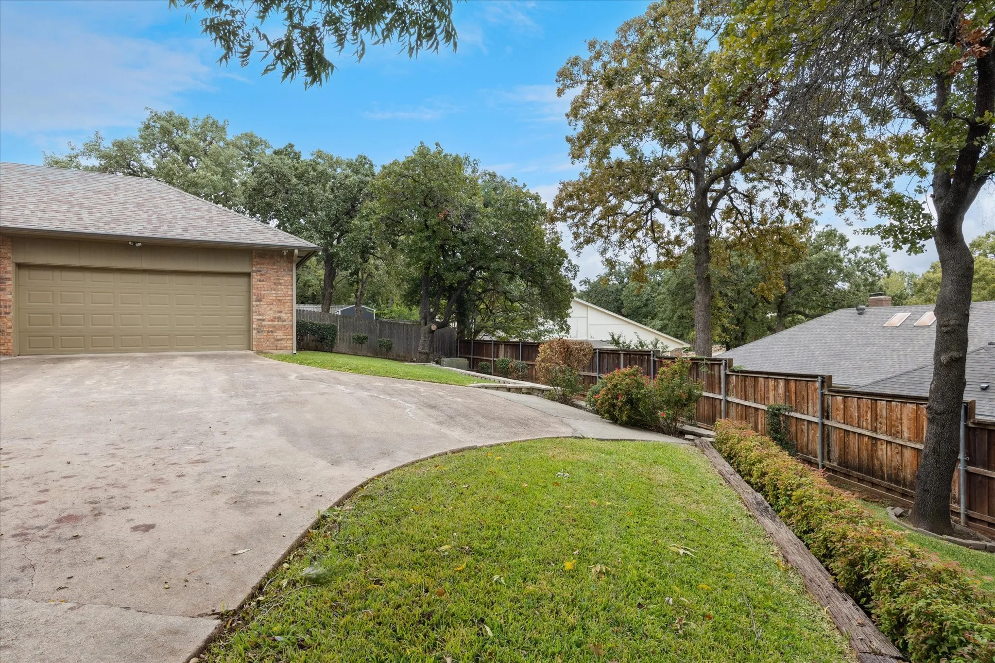 Single Family Residence For Sale in Tarrant County , 2618 Keystone Drive, Arlington, Texas 76006, 3 Bedroom, 2 Bathroom, 2 Garage spaces, 2,394 Sqft, built in 1978, mls#21290395, Real Estate Agent in Arlington, Homes For Sale in Tarrant county, Homes For Sale in Arlington, Realtor in Arlington Texas, Real Estate Brokerage Independent Realty Texas, Luminita Cordes Realtor