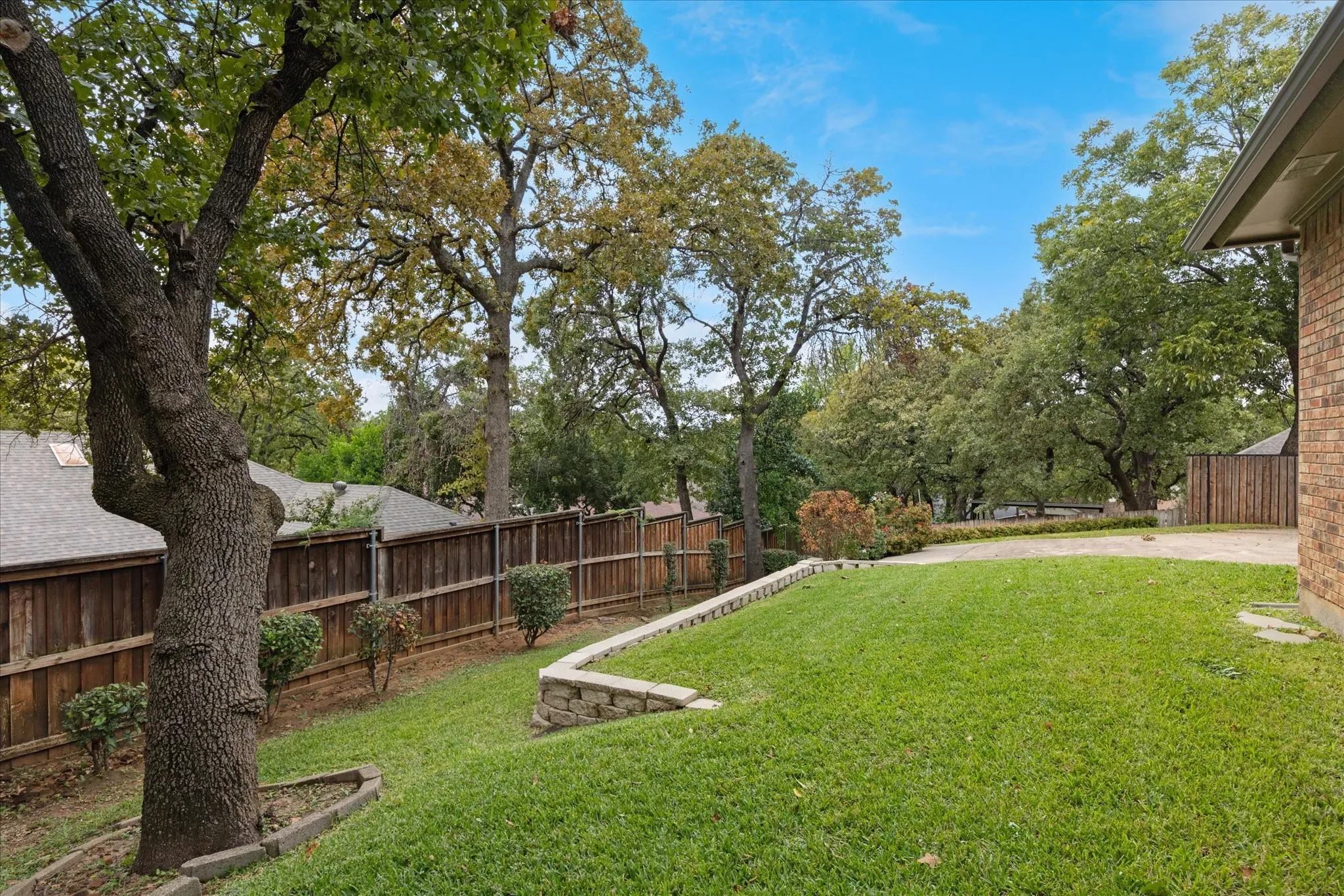Single Family Residence For Sale in Tarrant County , 2618 Keystone Drive, Arlington, Texas 76006, 3 Bedroom, 2 Bathroom, 2 Garage spaces, 2,394 Sqft, built in 1978, mls#21290395, Real Estate Agent in Arlington, Homes For Sale in Tarrant county, Homes For Sale in Arlington, Realtor in Arlington Texas, Real Estate Brokerage Independent Realty Texas, Luminita Cordes Realtor