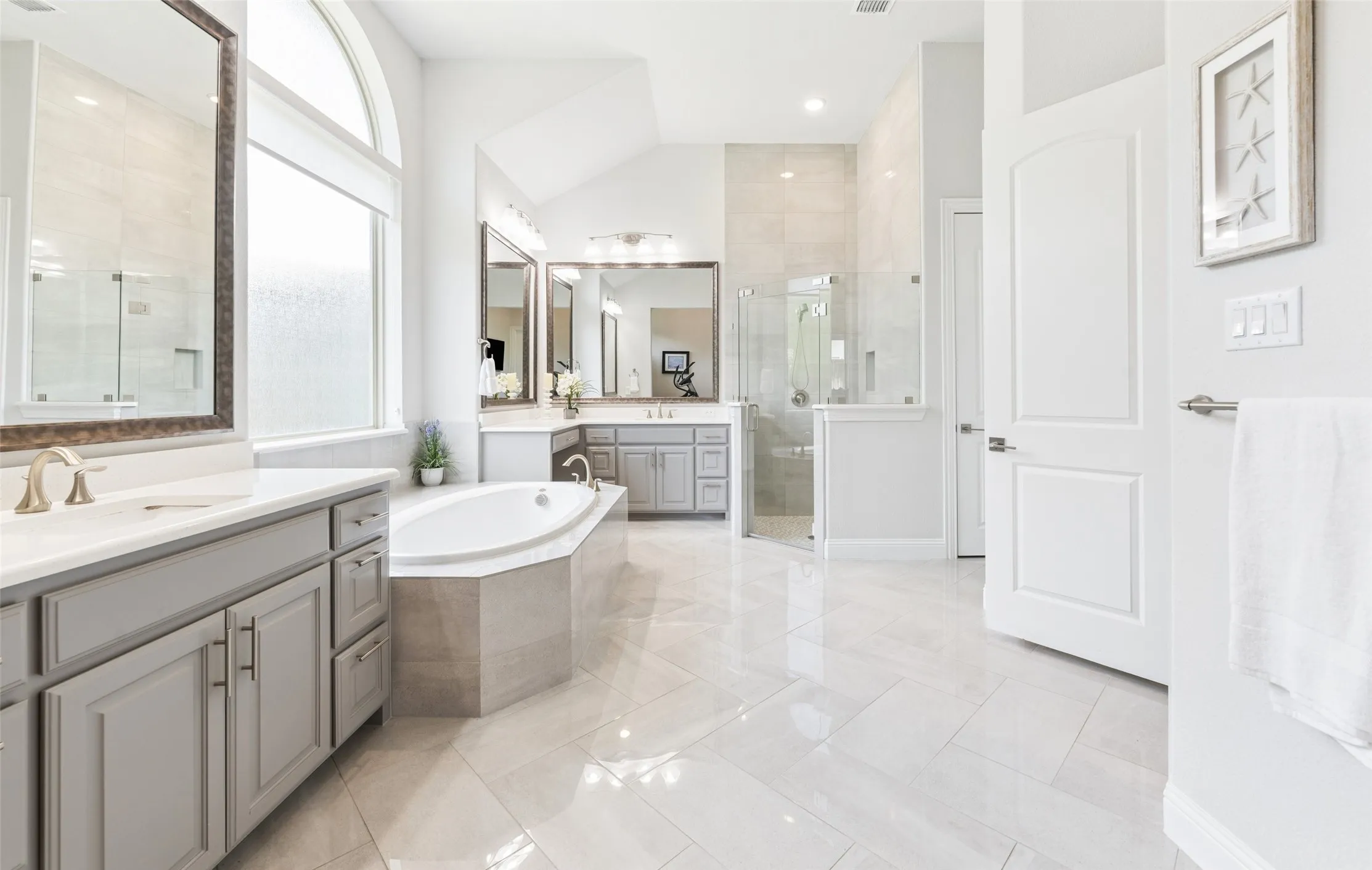 Single Family Residence For Sale in Collin County , 13590 Tim Tam Circle, Frisco, Texas 75035, 5 Bedroom, 6 Bathroom, 3 Garage spaces, 5,547 Sqft, built in 2020, mls#21288024, Real Estate Agent in Frisco, Homes For Sale in Collin county, Homes For Sale in Frisco, Realtor in Frisco Texas, Real Estate Brokerage Independent Realty Texas, Luminita Cordes Realtor