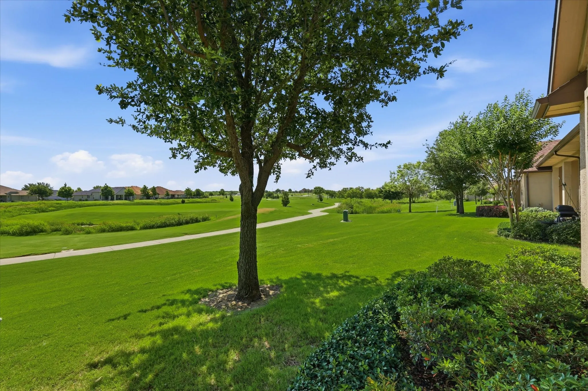 Single Family Residence For Sale in Denton County , 10121 Obsidian Drive, Denton, Texas 76207, 2 Bedroom, 2 Bathroom, 2 Garage spaces, 1,741 Sqft, built in 2016, mls#21274489, Real Estate Agent in Denton, Homes For Sale in Denton county, Homes For Sale in Denton, Realtor in Denton Texas, Real Estate Brokerage Independent Realty Texas, Luminita Cordes Realtor