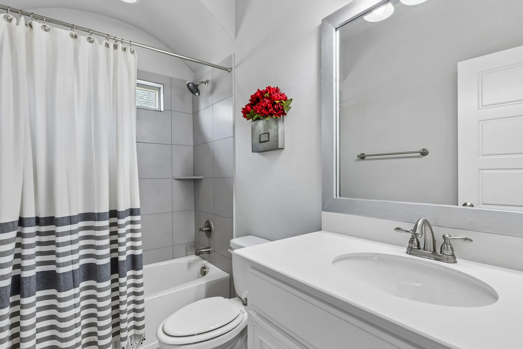 Full bath off game room.