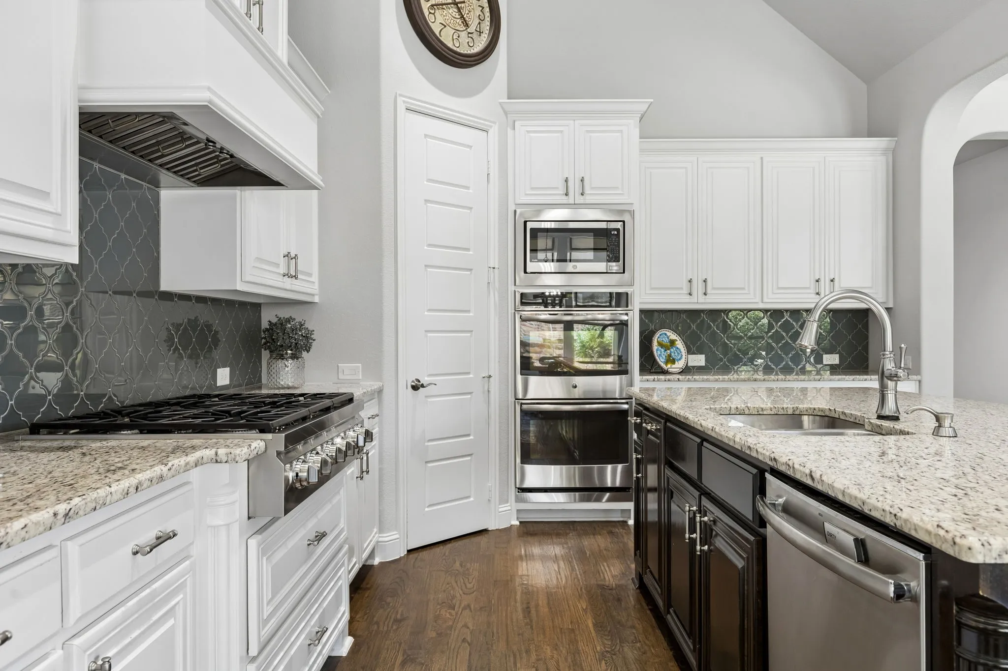 Double ovens, 6 burner gas stove, beautiful backspash