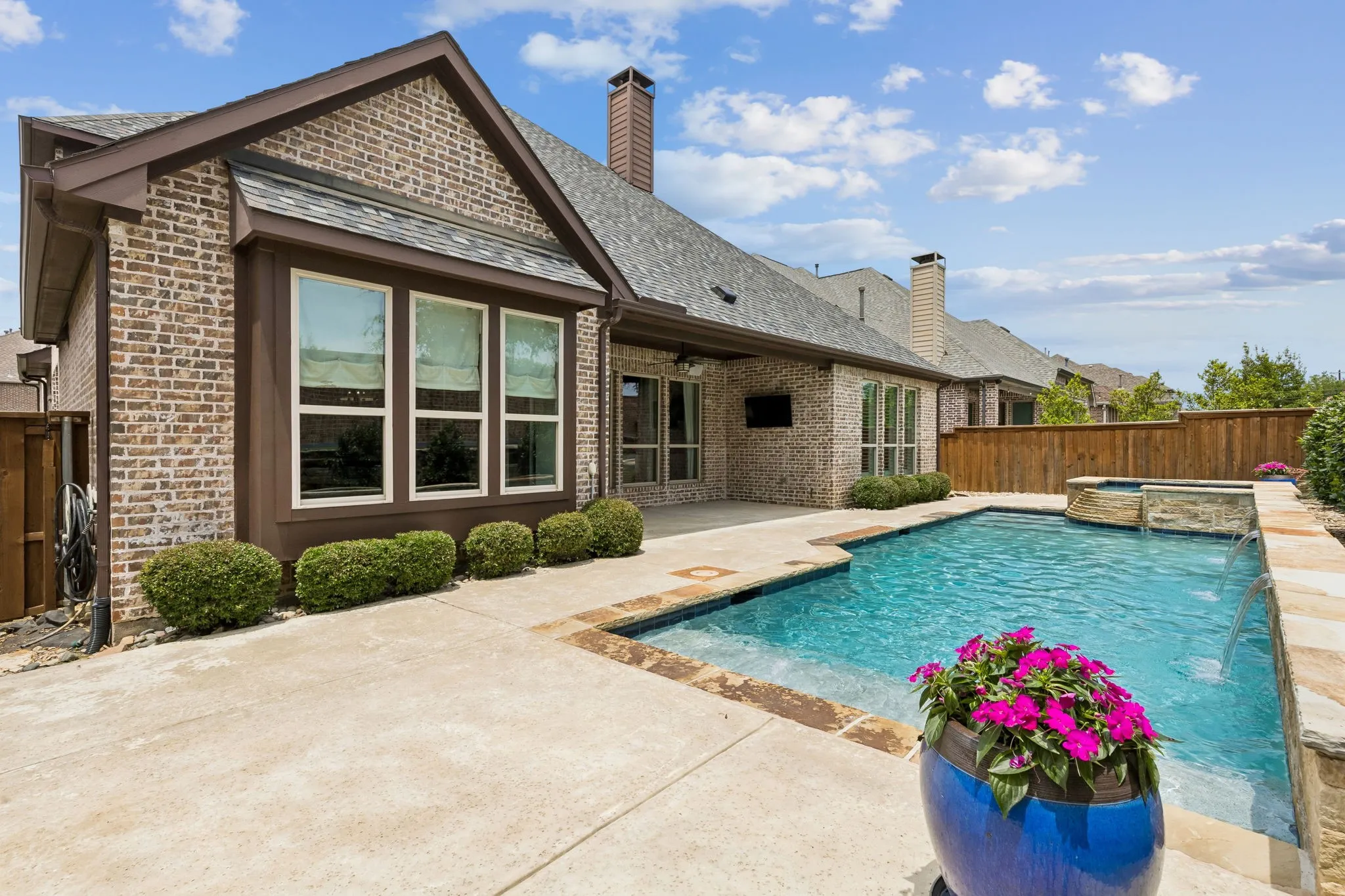 Sparkling pool & spa - perfect for play & entertaining.