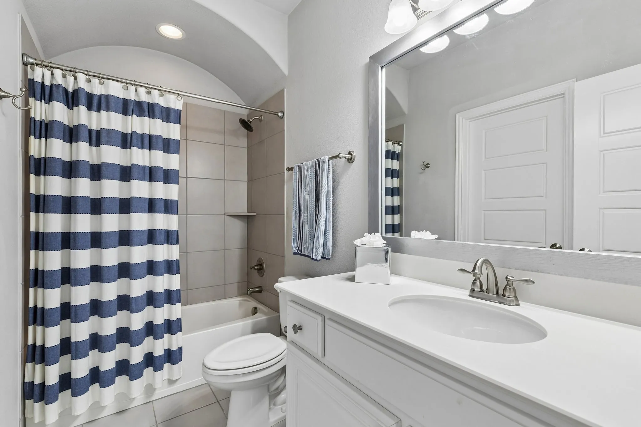 Ensuite bath for bedroom 2 upstairs.