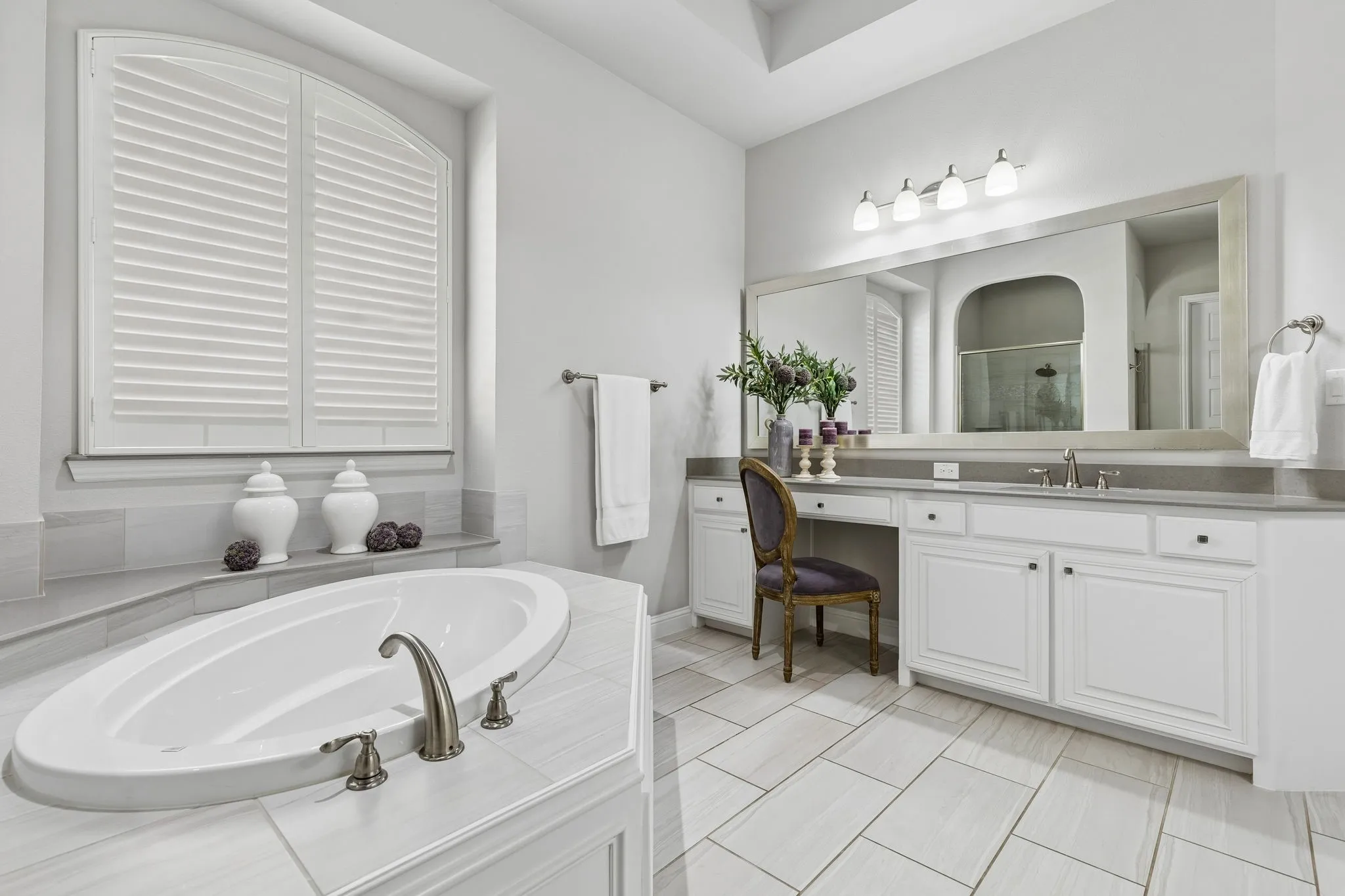 Soaking tub & dual vanities