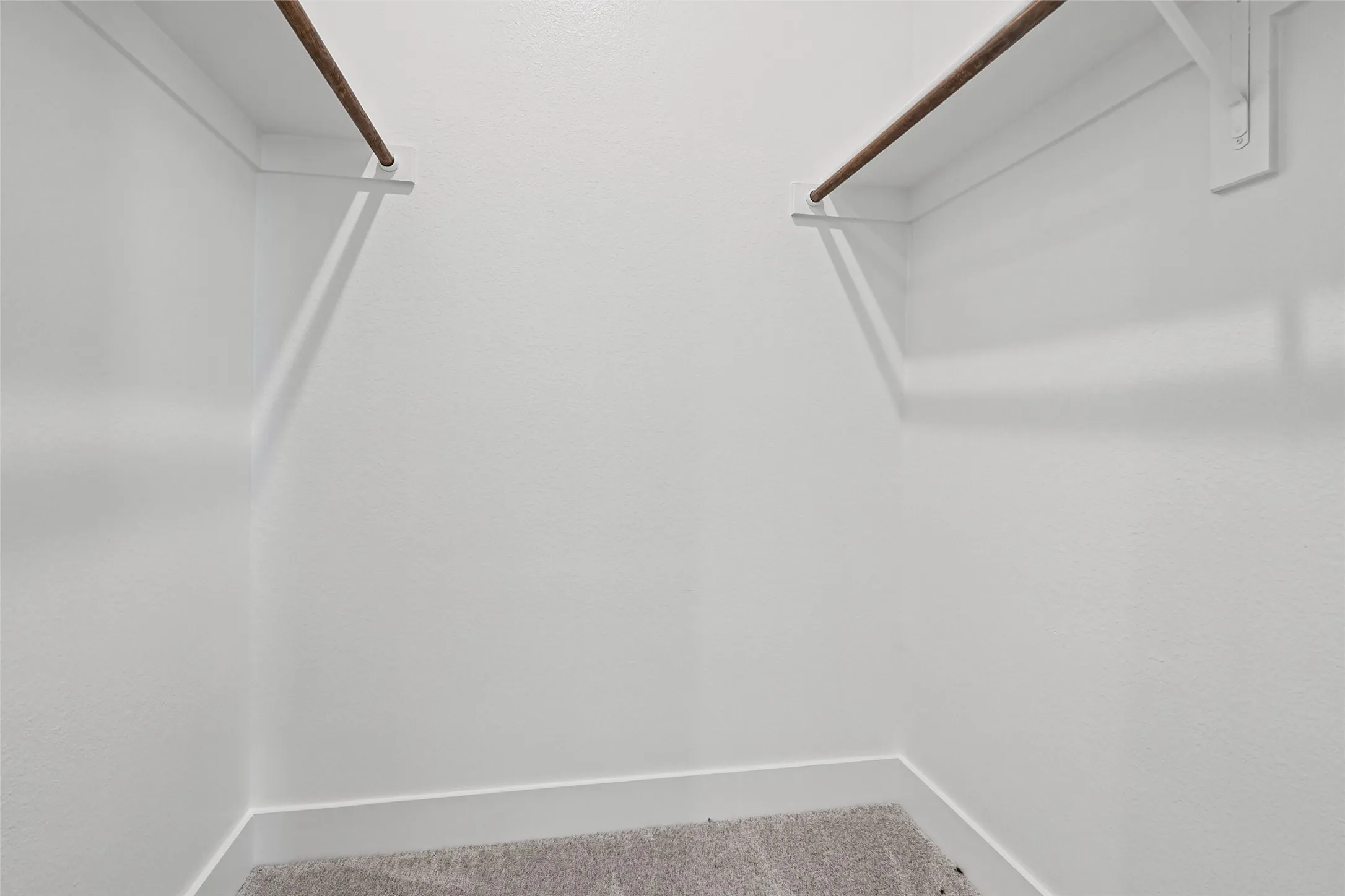 Carpeted closet with dual hanging rods