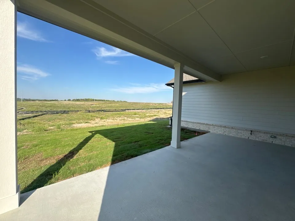 Covered patio featuring a concrete surface