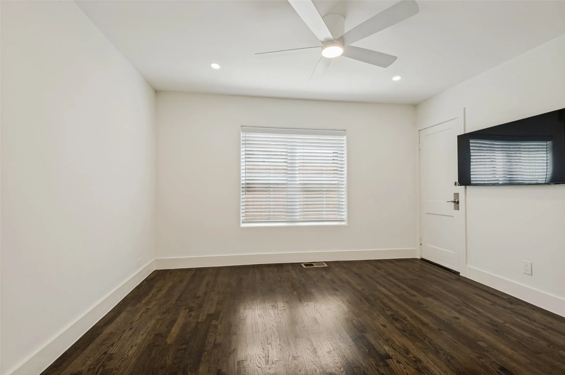 Duplex For Rent in Dallas County , 4425 Emerson Avenue, University Park, Texas 75205, 3 Bedrooms, 2 Bathrooms, Garage spaces, 1,895 Sqft, built in 1937, Price $5,500, mls#21291421, Real Estate Agent in University Park, Homes For Rent in Dallas county, Homes For Rent in University Park, Realtor in University Park Texas, Real Estate Brokerage Independent Realty Texas, Luminita Cordes Realtor