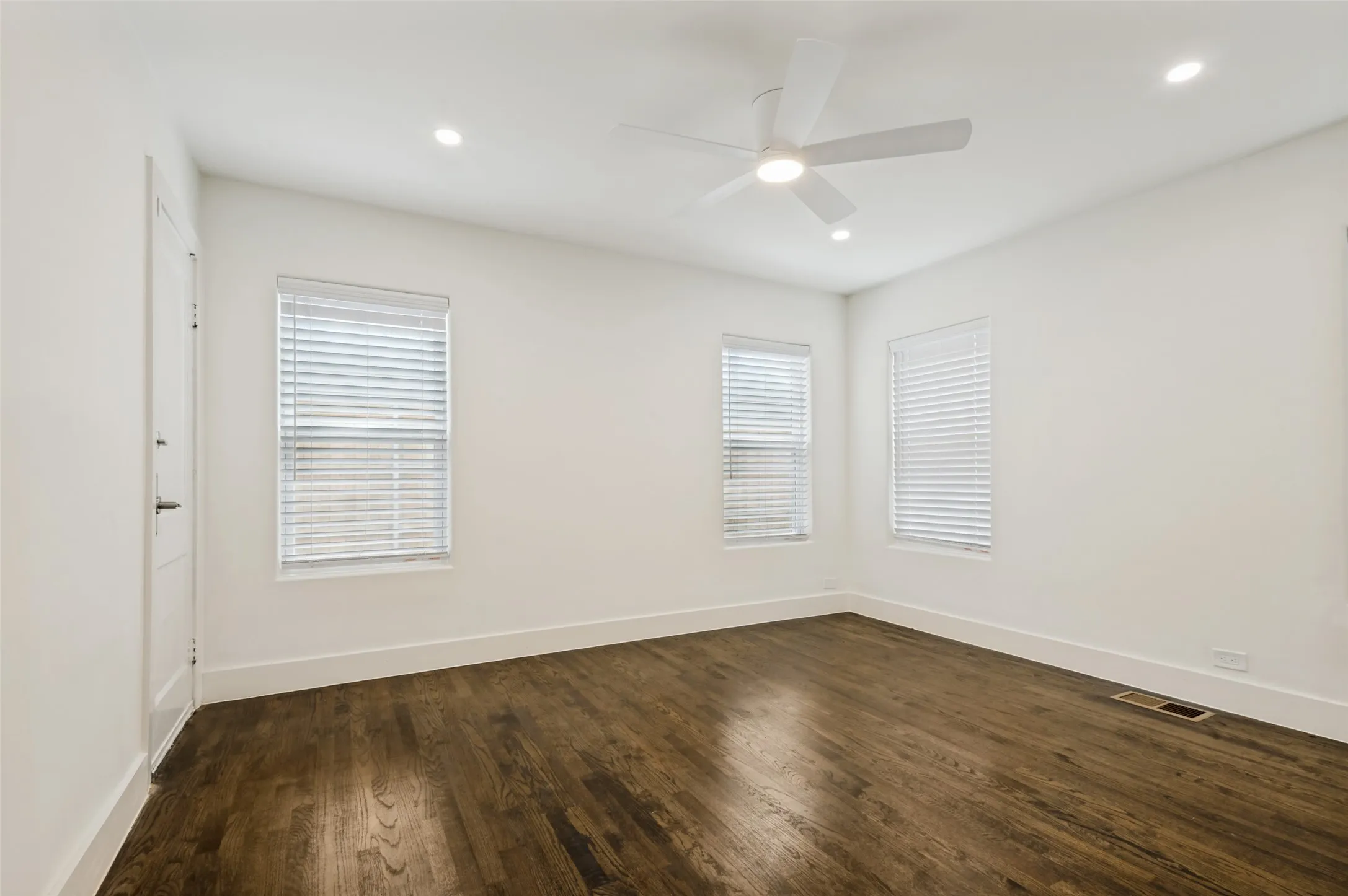Duplex For Rent in Dallas County , 4425 Emerson Avenue, University Park, Texas 75205, 3 Bedrooms, 2 Bathrooms, Garage spaces, 1,895 Sqft, built in 1937, Price $5,500, mls#21291421, Real Estate Agent in University Park, Homes For Rent in Dallas county, Homes For Rent in University Park, Realtor in University Park Texas, Real Estate Brokerage Independent Realty Texas, Luminita Cordes Realtor