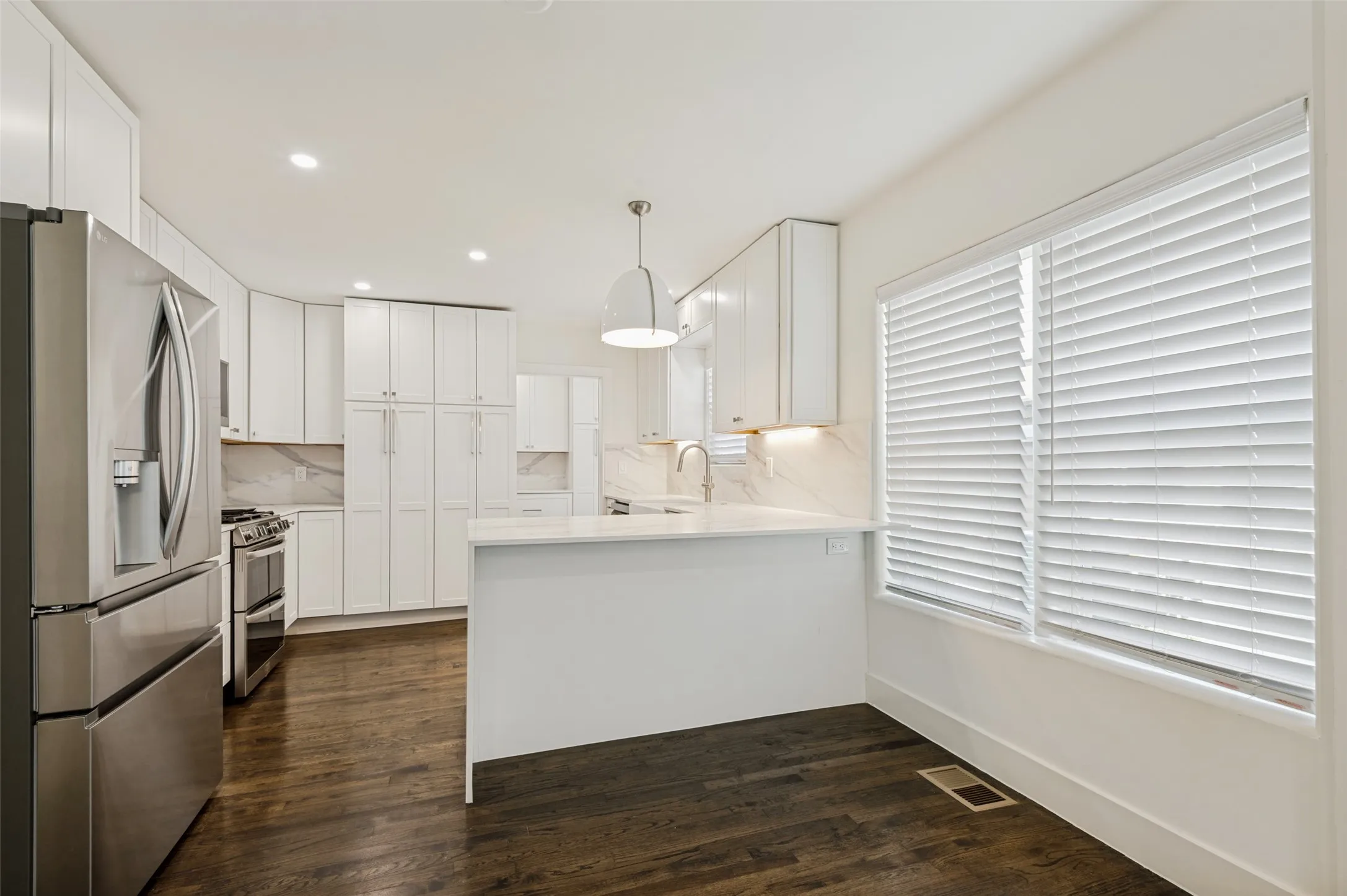 Duplex For Rent in Dallas County , 4425 Emerson Avenue, University Park, Texas 75205, 3 Bedrooms, 2 Bathrooms, Garage spaces, 1,895 Sqft, built in 1937, Price $5,500, mls#21291421, Real Estate Agent in University Park, Homes For Rent in Dallas county, Homes For Rent in University Park, Realtor in University Park Texas, Real Estate Brokerage Independent Realty Texas, Luminita Cordes Realtor