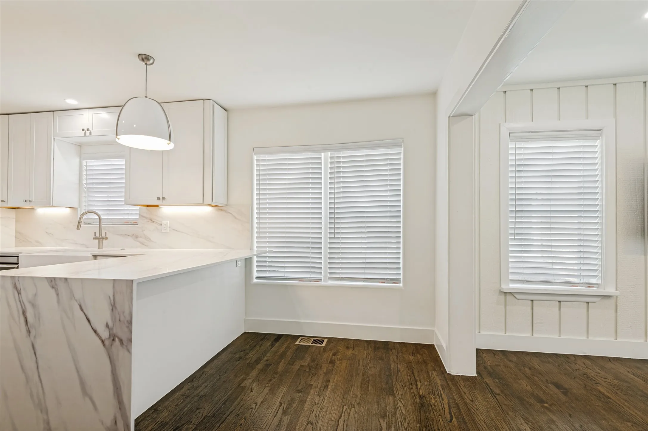 Duplex For Rent in Dallas County , 4425 Emerson Avenue, University Park, Texas 75205, 3 Bedrooms, 2 Bathrooms, Garage spaces, 1,895 Sqft, built in 1937, Price $5,500, mls#21291421, Real Estate Agent in University Park, Homes For Rent in Dallas county, Homes For Rent in University Park, Realtor in University Park Texas, Real Estate Brokerage Independent Realty Texas, Luminita Cordes Realtor