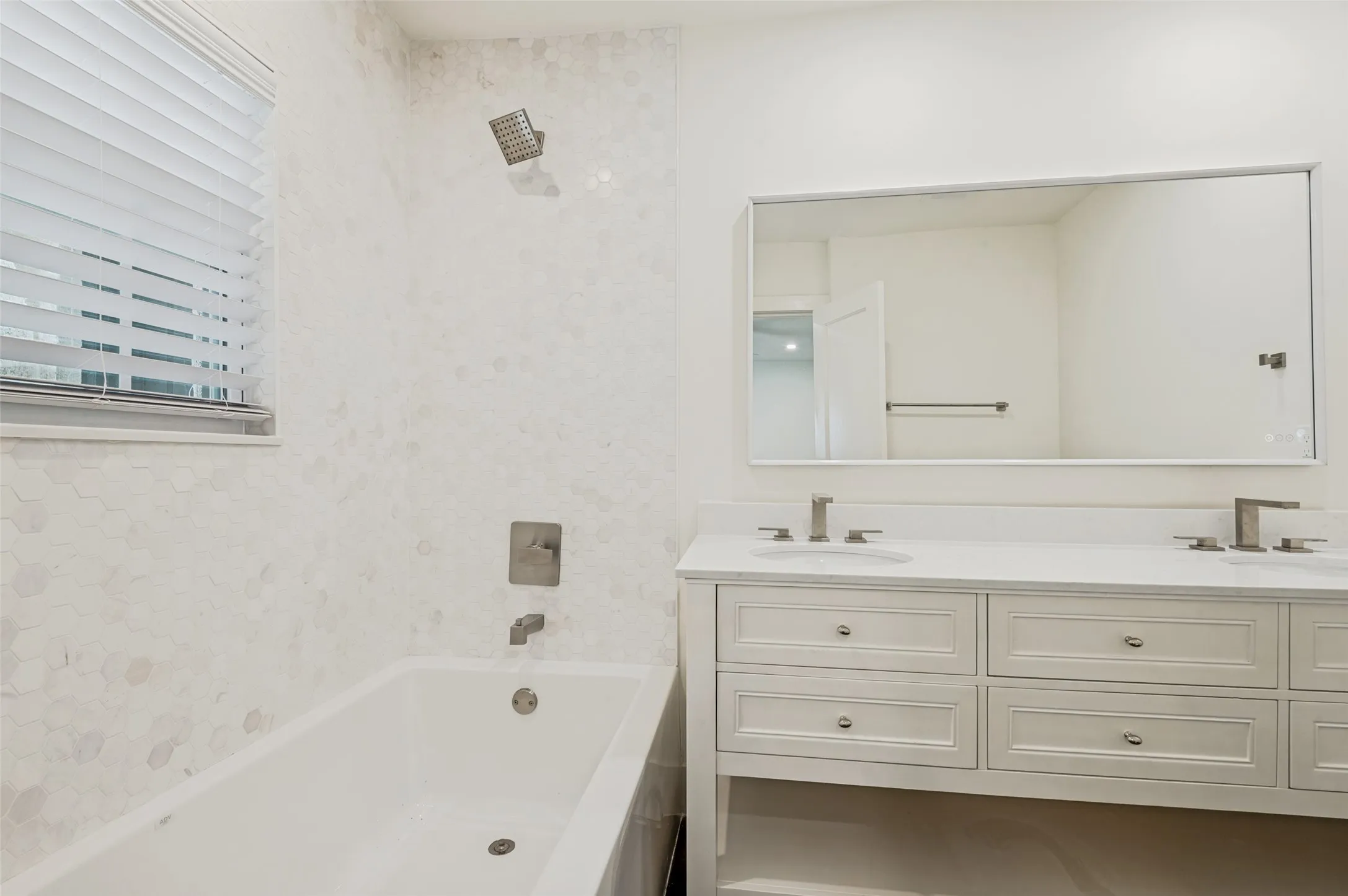 Duplex For Rent in Dallas County , 4425 Emerson Avenue, University Park, Texas 75205, 3 Bedrooms, 2 Bathrooms, Garage spaces, 1,895 Sqft, built in 1937, Price $5,500, mls#21291421, Real Estate Agent in University Park, Homes For Rent in Dallas county, Homes For Rent in University Park, Realtor in University Park Texas, Real Estate Brokerage Independent Realty Texas, Luminita Cordes Realtor