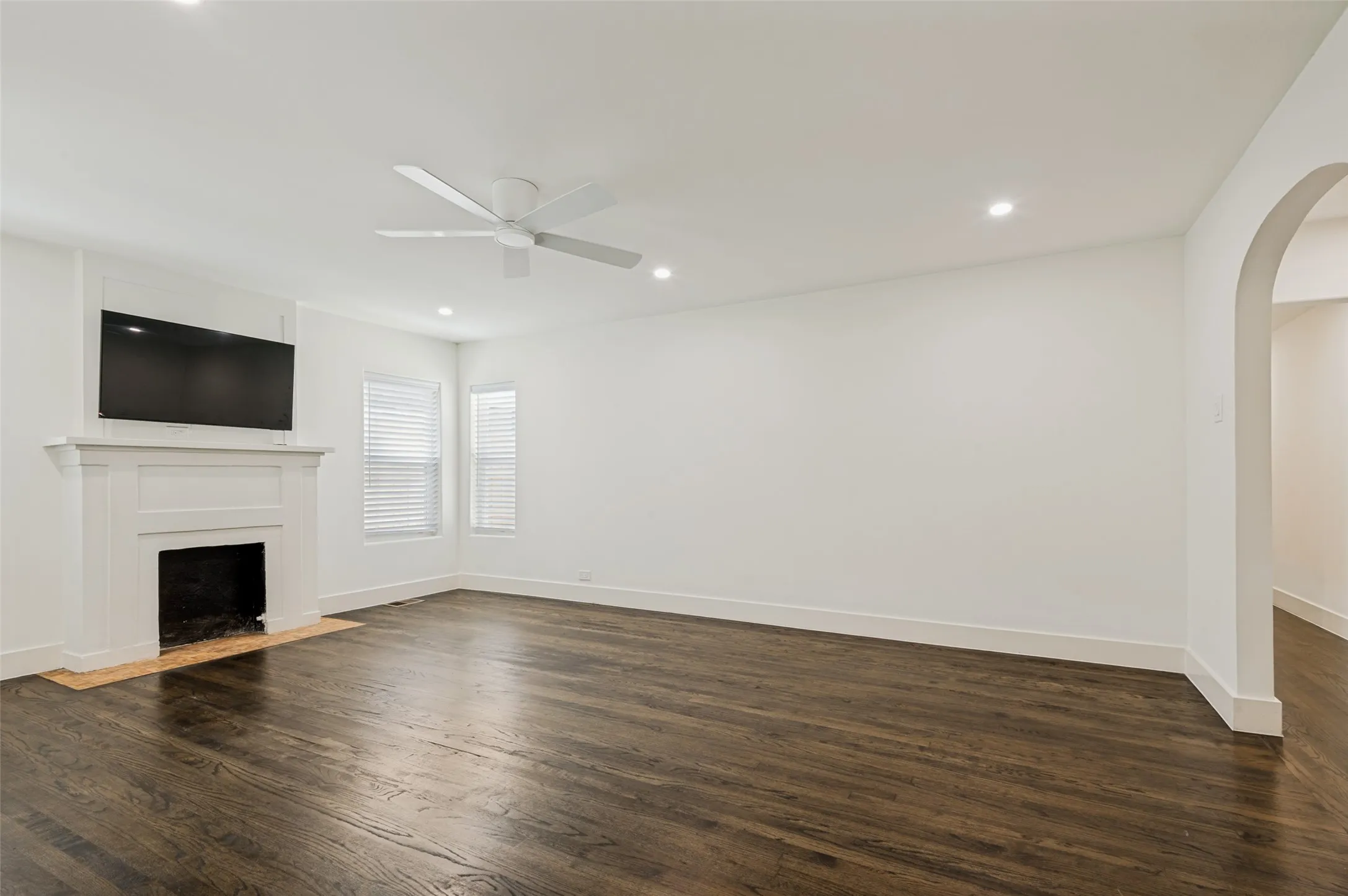 Duplex For Rent in Dallas County , 4425 Emerson Avenue, University Park, Texas 75205, 3 Bedrooms, 2 Bathrooms, Garage spaces, 1,895 Sqft, built in 1937, Price $5,500, mls#21291421, Real Estate Agent in University Park, Homes For Rent in Dallas county, Homes For Rent in University Park, Realtor in University Park Texas, Real Estate Brokerage Independent Realty Texas, Luminita Cordes Realtor