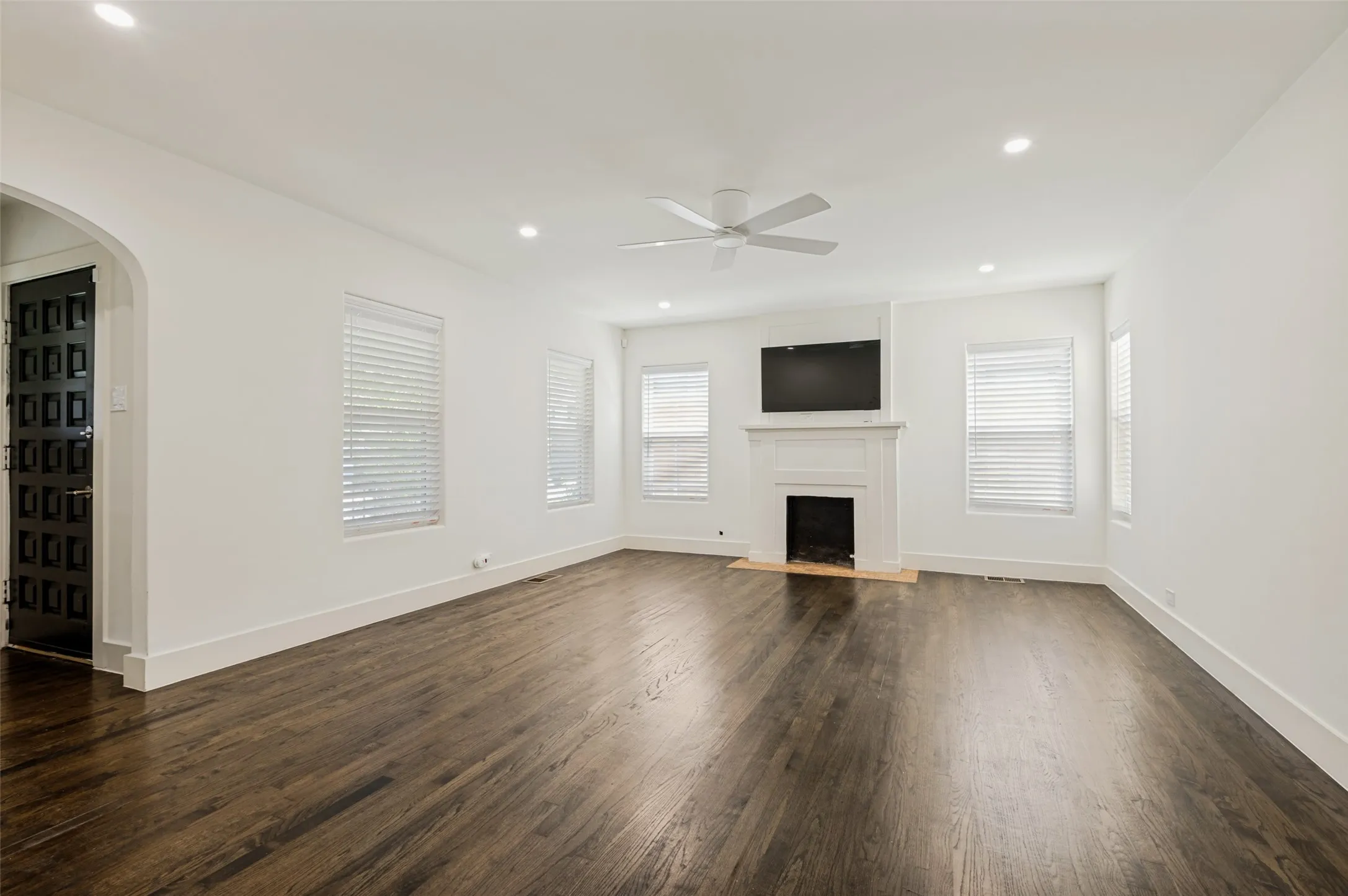 Duplex For Rent in Dallas County , 4425 Emerson Avenue, University Park, Texas 75205, 3 Bedrooms, 2 Bathrooms, Garage spaces, 1,895 Sqft, built in 1937, Price $5,500, mls#21291421, Real Estate Agent in University Park, Homes For Rent in Dallas county, Homes For Rent in University Park, Realtor in University Park Texas, Real Estate Brokerage Independent Realty Texas, Luminita Cordes Realtor