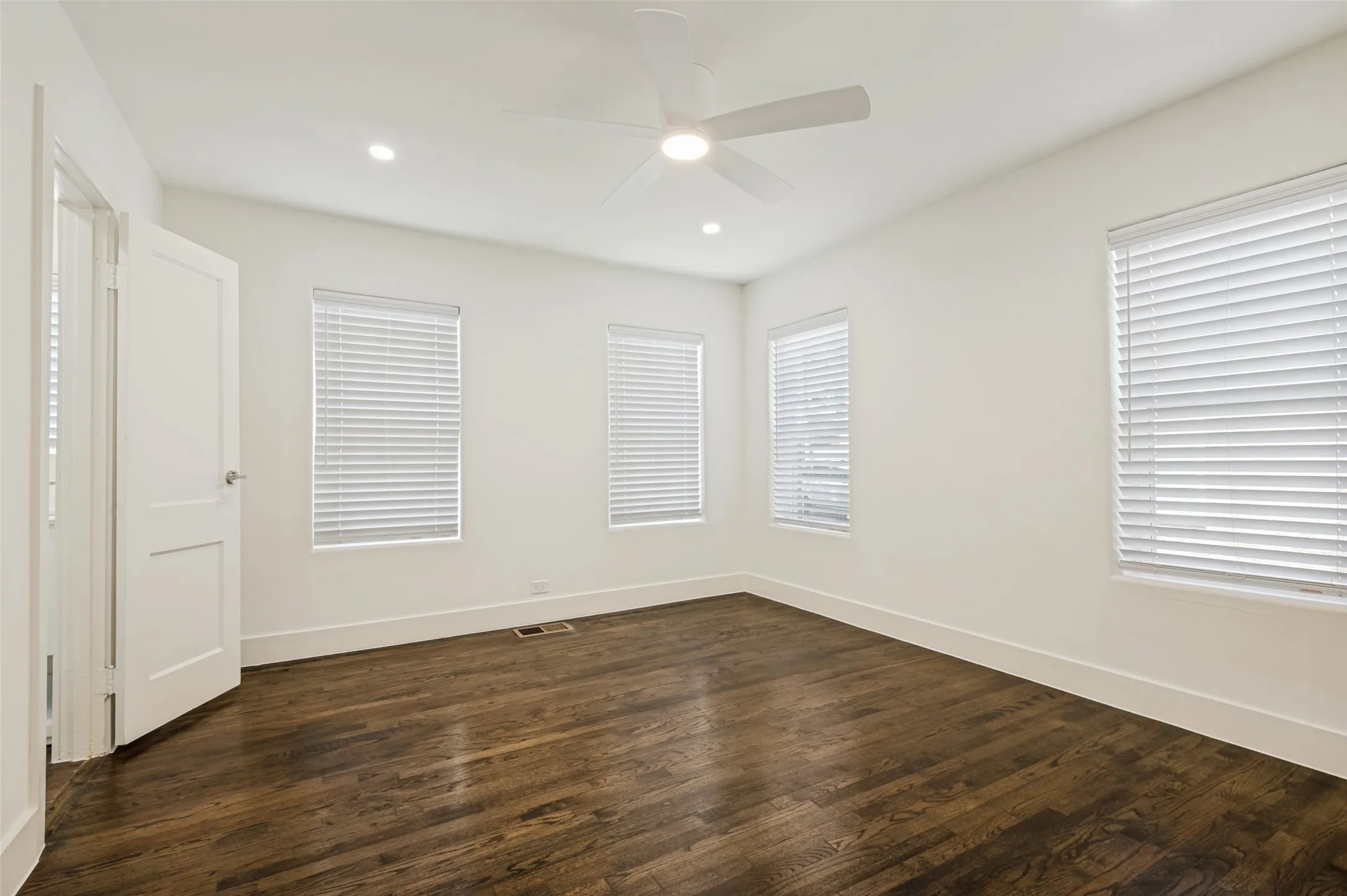 Duplex For Rent in Dallas County , 4425 Emerson Avenue, University Park, Texas 75205, 3 Bedrooms, 2 Bathrooms, Garage spaces, 1,895 Sqft, built in 1937, Price $5,500, mls#21291421, Real Estate Agent in University Park, Homes For Rent in Dallas county, Homes For Rent in University Park, Realtor in University Park Texas, Real Estate Brokerage Independent Realty Texas, Luminita Cordes Realtor