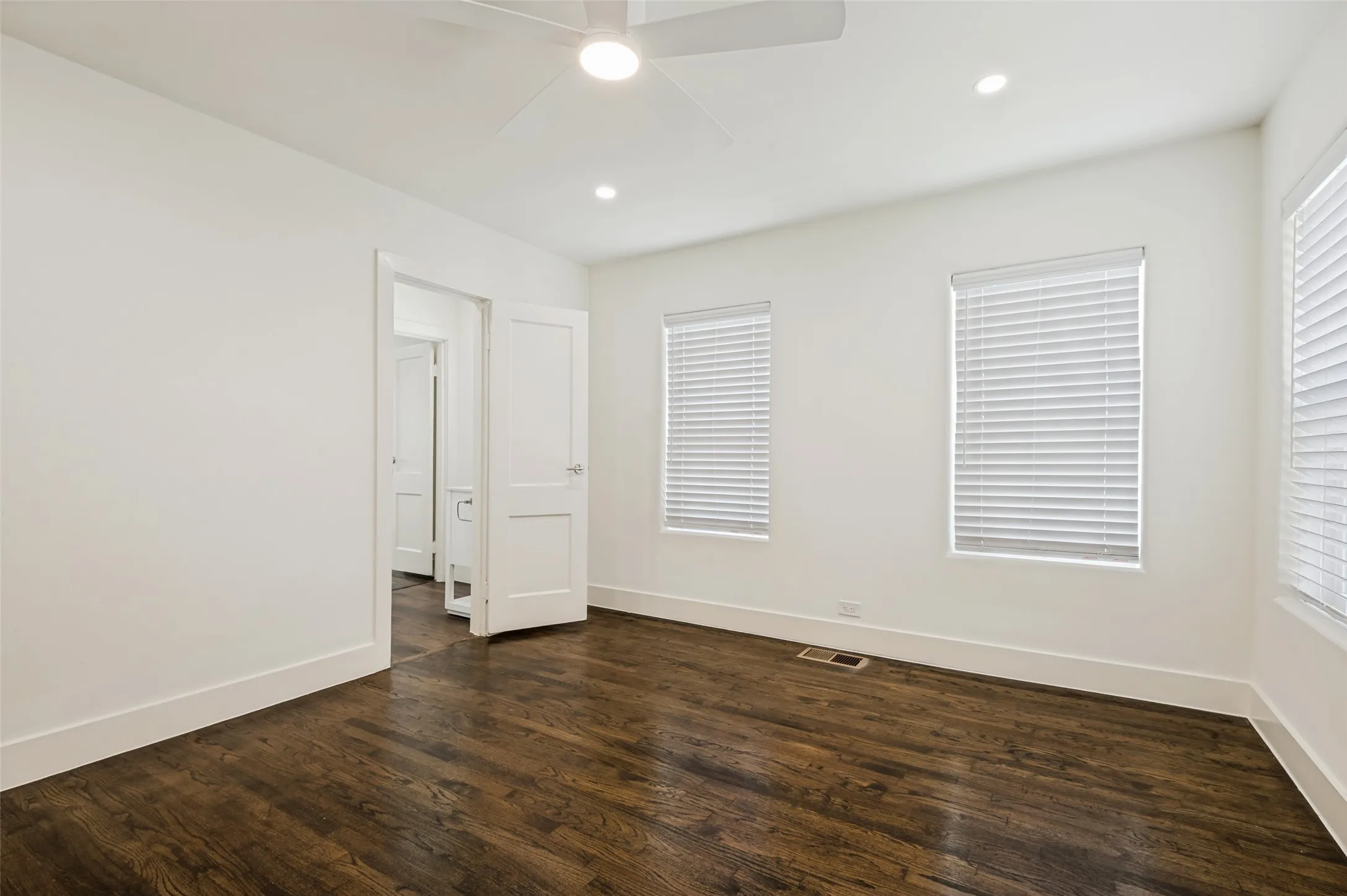Duplex For Rent in Dallas County , 4425 Emerson Avenue, University Park, Texas 75205, 3 Bedrooms, 2 Bathrooms, Garage spaces, 1,895 Sqft, built in 1937, Price $5,500, mls#21291421, Real Estate Agent in University Park, Homes For Rent in Dallas county, Homes For Rent in University Park, Realtor in University Park Texas, Real Estate Brokerage Independent Realty Texas, Luminita Cordes Realtor