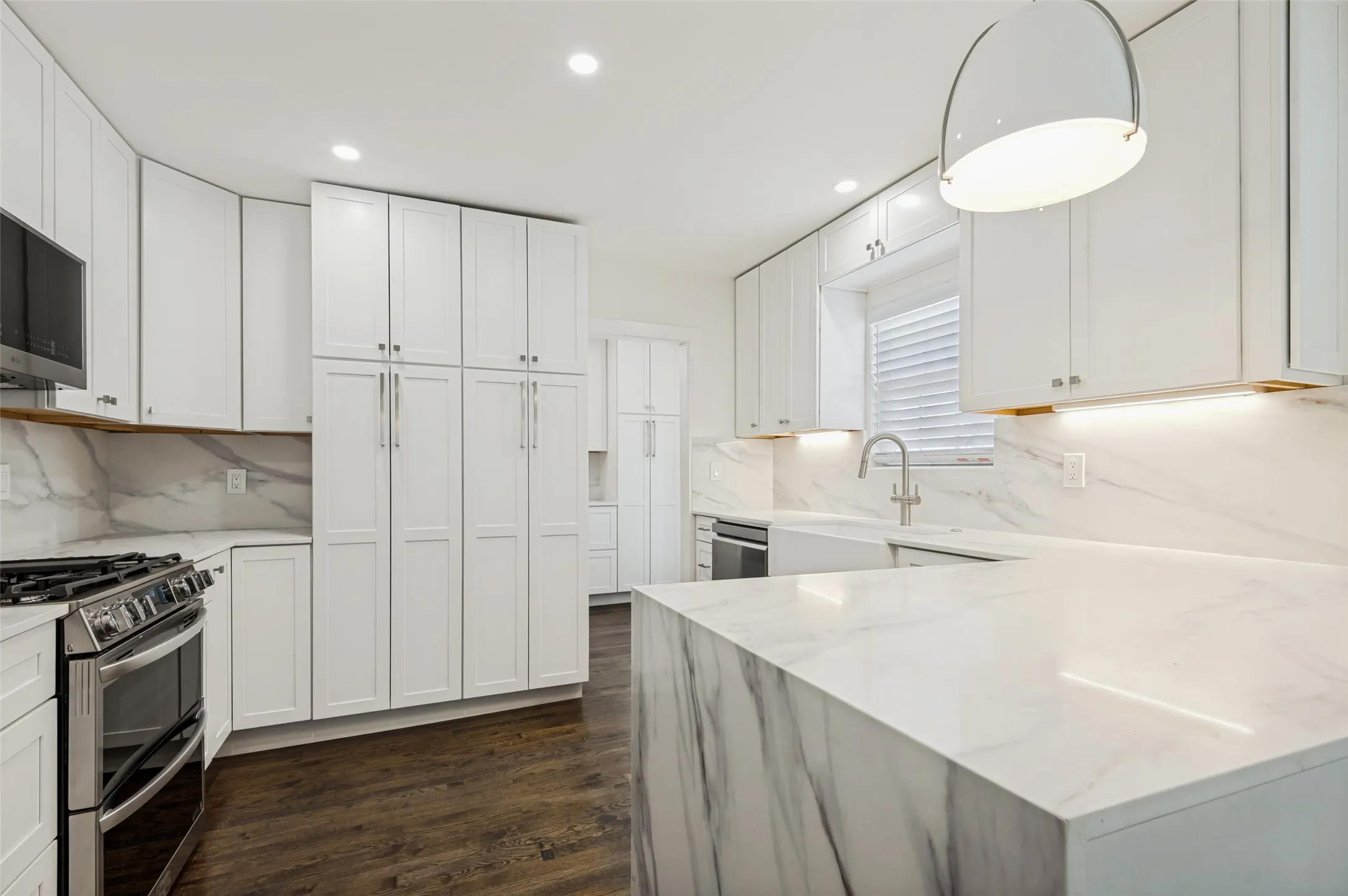Duplex For Rent in Dallas County , 4425 Emerson Avenue, University Park, Texas 75205, 3 Bedrooms, 2 Bathrooms, Garage spaces, 1,895 Sqft, built in 1937, Price $5,500, mls#21291421, Real Estate Agent in University Park, Homes For Rent in Dallas county, Homes For Rent in University Park, Realtor in University Park Texas, Real Estate Brokerage Independent Realty Texas, Luminita Cordes Realtor