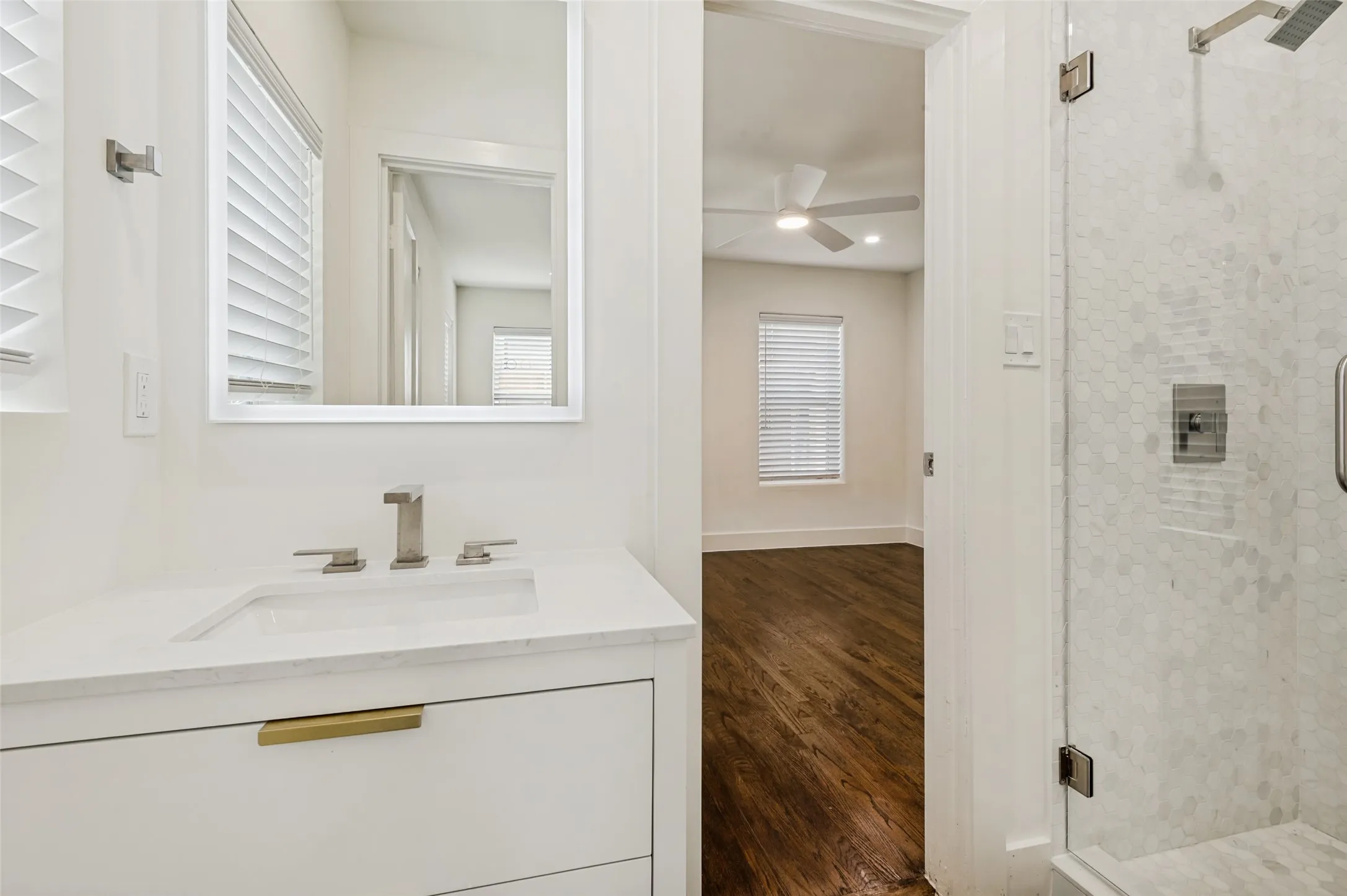 Duplex For Rent in Dallas County , 4425 Emerson Avenue, University Park, Texas 75205, 3 Bedrooms, 2 Bathrooms, Garage spaces, 1,895 Sqft, built in 1937, Price $5,500, mls#21291421, Real Estate Agent in University Park, Homes For Rent in Dallas county, Homes For Rent in University Park, Realtor in University Park Texas, Real Estate Brokerage Independent Realty Texas, Luminita Cordes Realtor