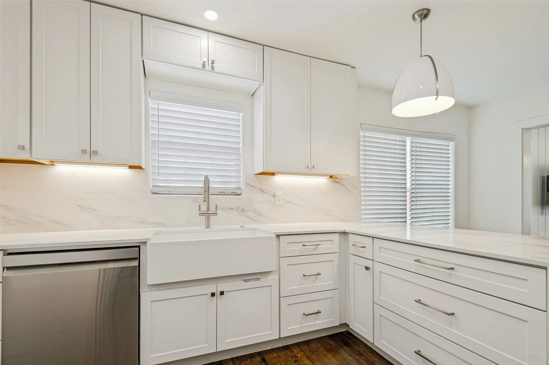 Duplex For Rent in Dallas County , 4425 Emerson Avenue, University Park, Texas 75205, 3 Bedrooms, 2 Bathrooms, Garage spaces, 1,895 Sqft, built in 1937, Price $5,500, mls#21291421, Real Estate Agent in University Park, Homes For Rent in Dallas county, Homes For Rent in University Park, Realtor in University Park Texas, Real Estate Brokerage Independent Realty Texas, Luminita Cordes Realtor