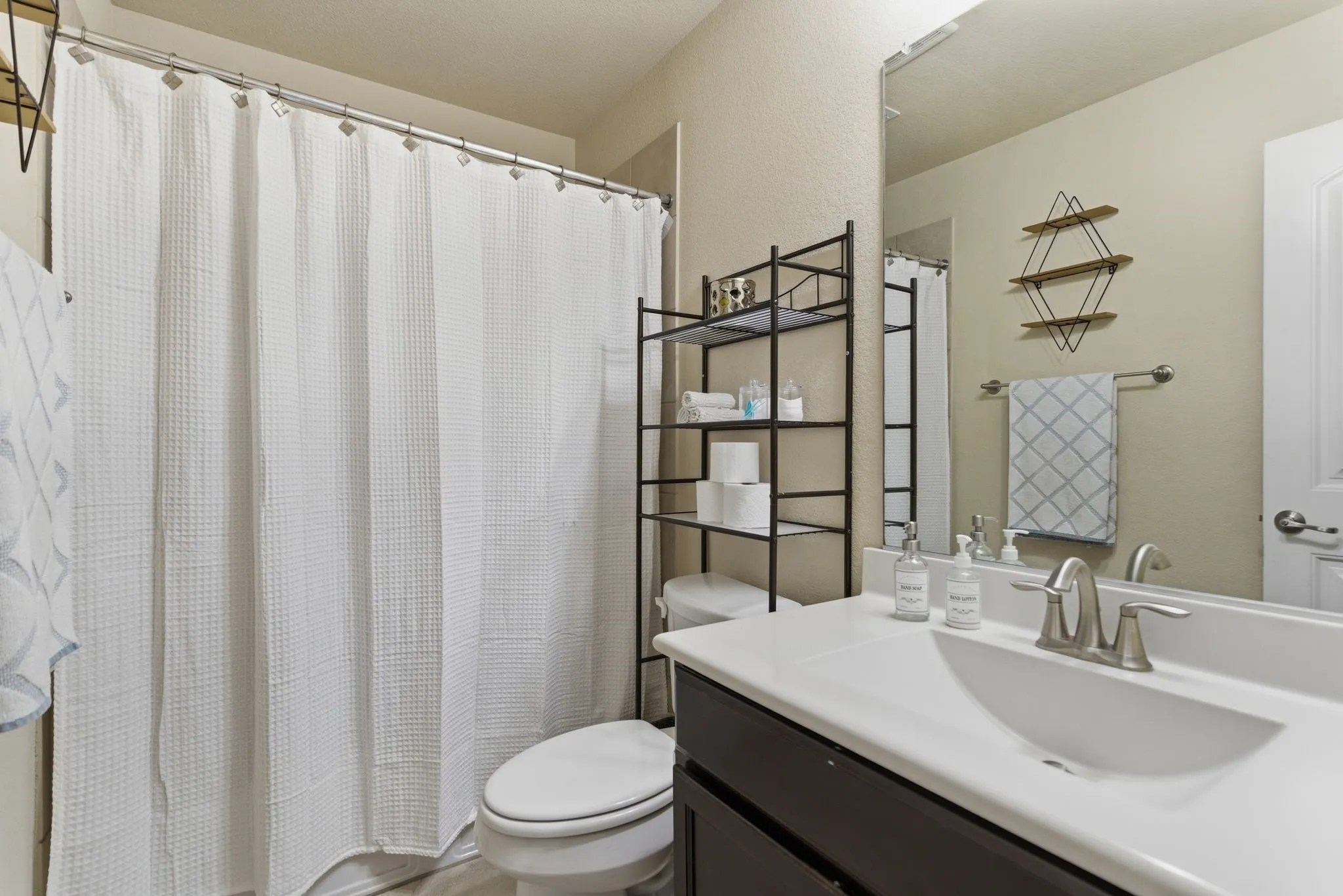 Single Family Residence For Sale in Denton County , 5100 Texana Drive, Frisco, Texas 75036, 4 Bedroom, 2 Bathroom, 2 Garage spaces, 1,999 Sqft, built in 2016, mls#21288793, Real Estate Agent in Frisco, Homes For Sale in Denton county, Homes For Sale in Frisco, Realtor in Frisco Texas, Real Estate Brokerage Independent Realty Texas, Luminita Cordes Realtor