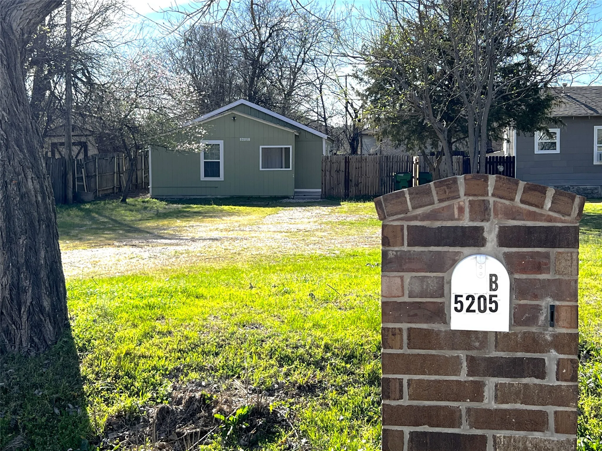 Single Family Residence For Rent in Tarrant County , 5205 Calloway Street B, Sansom Park, Texas 76114, 1 Bedroom, 1 Bathroom, Garage spaces, 576 Sqft, built in 1940, mls#21291444, Real Estate Agent in Sansom Park, Homes For Rent in Tarrant county, Homes For Rent in Sansom Park, Realtor in Sansom Park Texas, Real Estate Brokerage Independent Realty Texas, Luminita Cordes Realtor