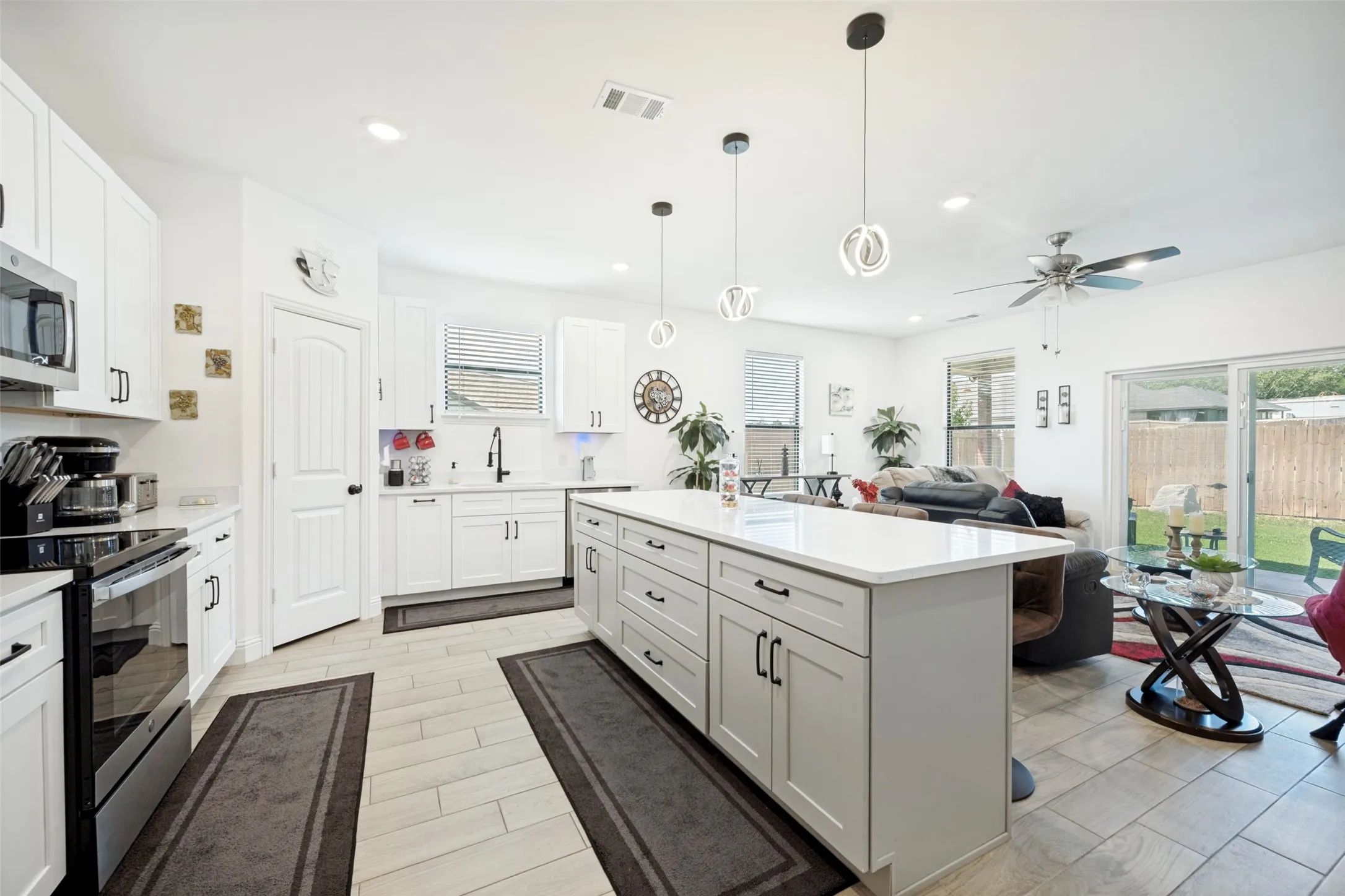 Single Family Residence For Sale in Hood County , 2404 Beverly Drive, Granbury, Texas 76048, 3 Bedroom, 2 Bathroom, 2 Garage spaces, 1,646 Sqft, built in 2023, mls#21287326, Real Estate Agent in Granbury, Homes For Sale in Hood county, Homes For Sale in Granbury, Realtor in Granbury Texas, Real Estate Brokerage Independent Realty Texas, Luminita Cordes Realtor