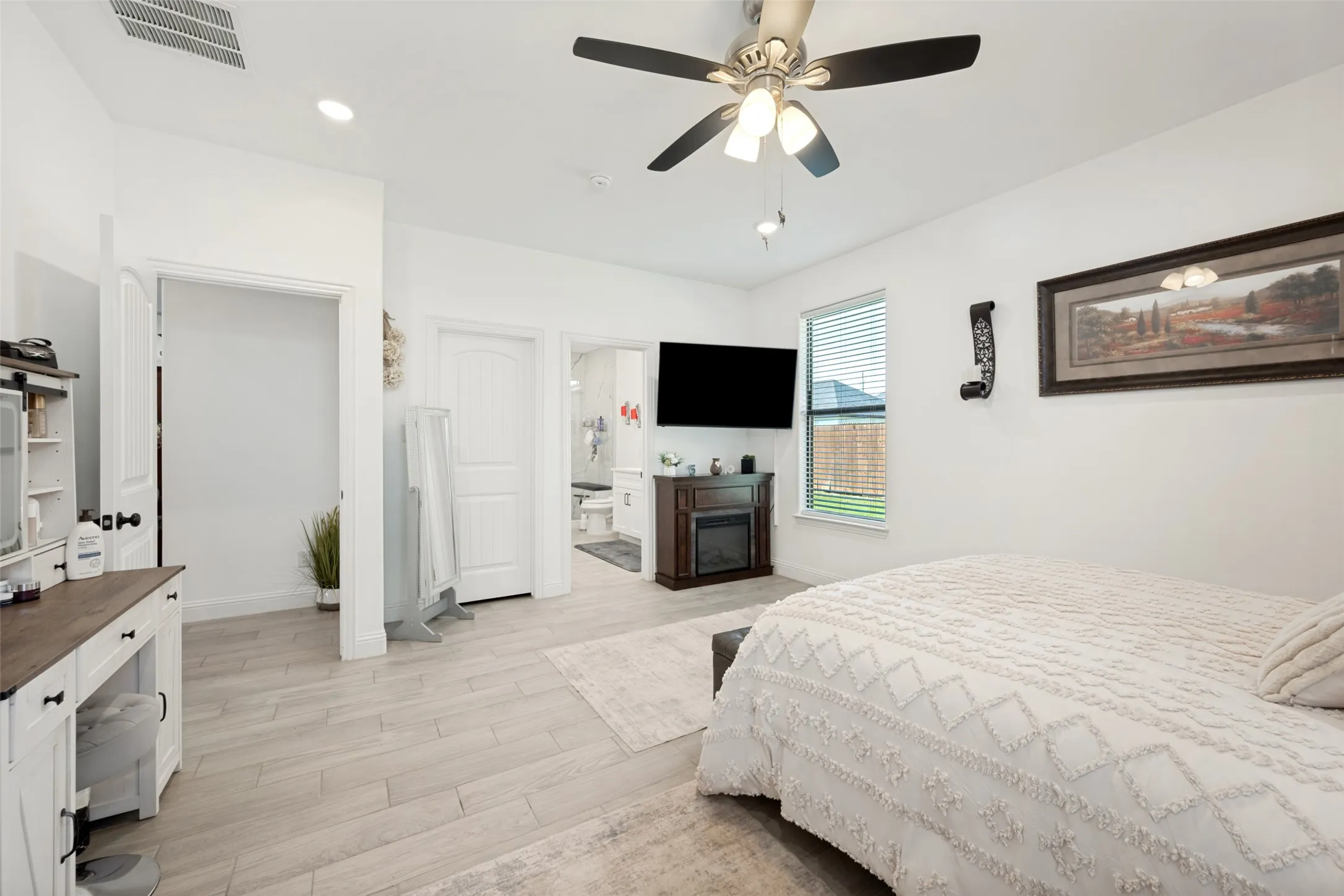 Single Family Residence For Sale in Hood County , 2404 Beverly Drive, Granbury, Texas 76048, 3 Bedroom, 2 Bathroom, 2 Garage spaces, 1,646 Sqft, built in 2023, mls#21287326, Real Estate Agent in Granbury, Homes For Sale in Hood county, Homes For Sale in Granbury, Realtor in Granbury Texas, Real Estate Brokerage Independent Realty Texas, Luminita Cordes Realtor