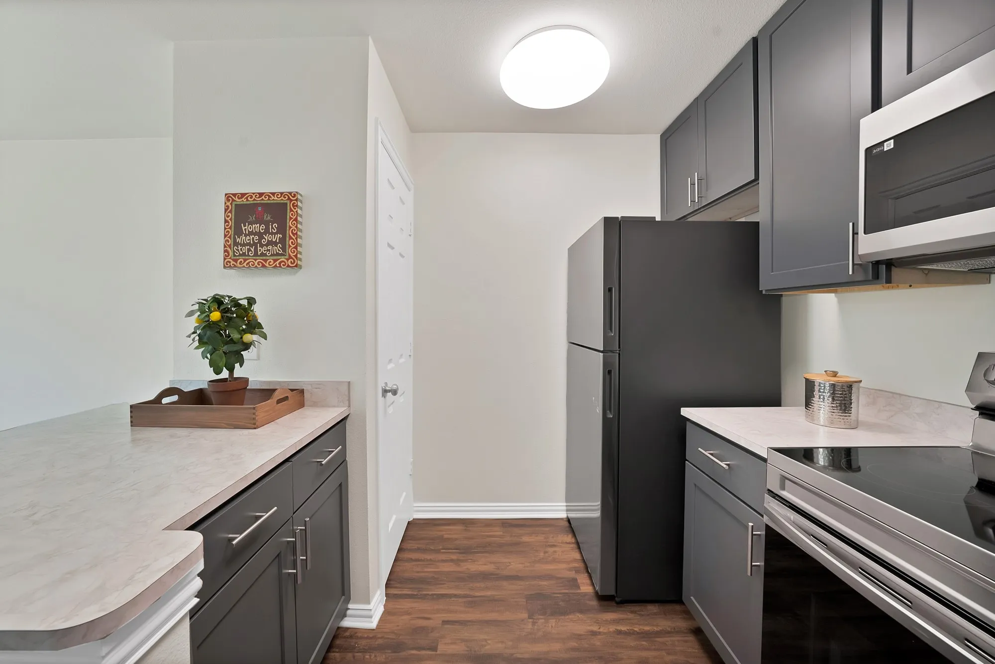 kitchen has a pennisula