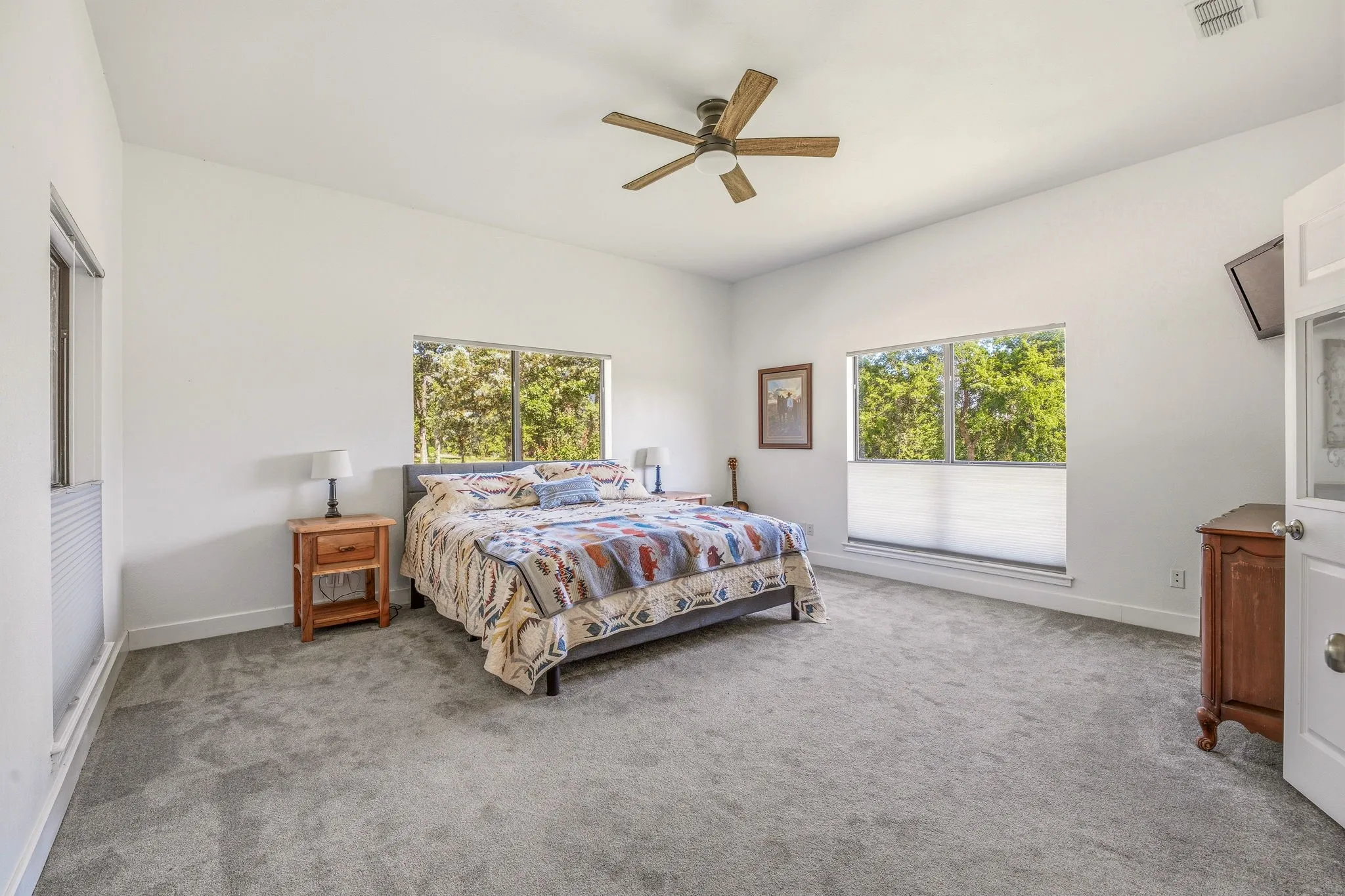 Expansive room with vaulted ceilings and recessed lighting