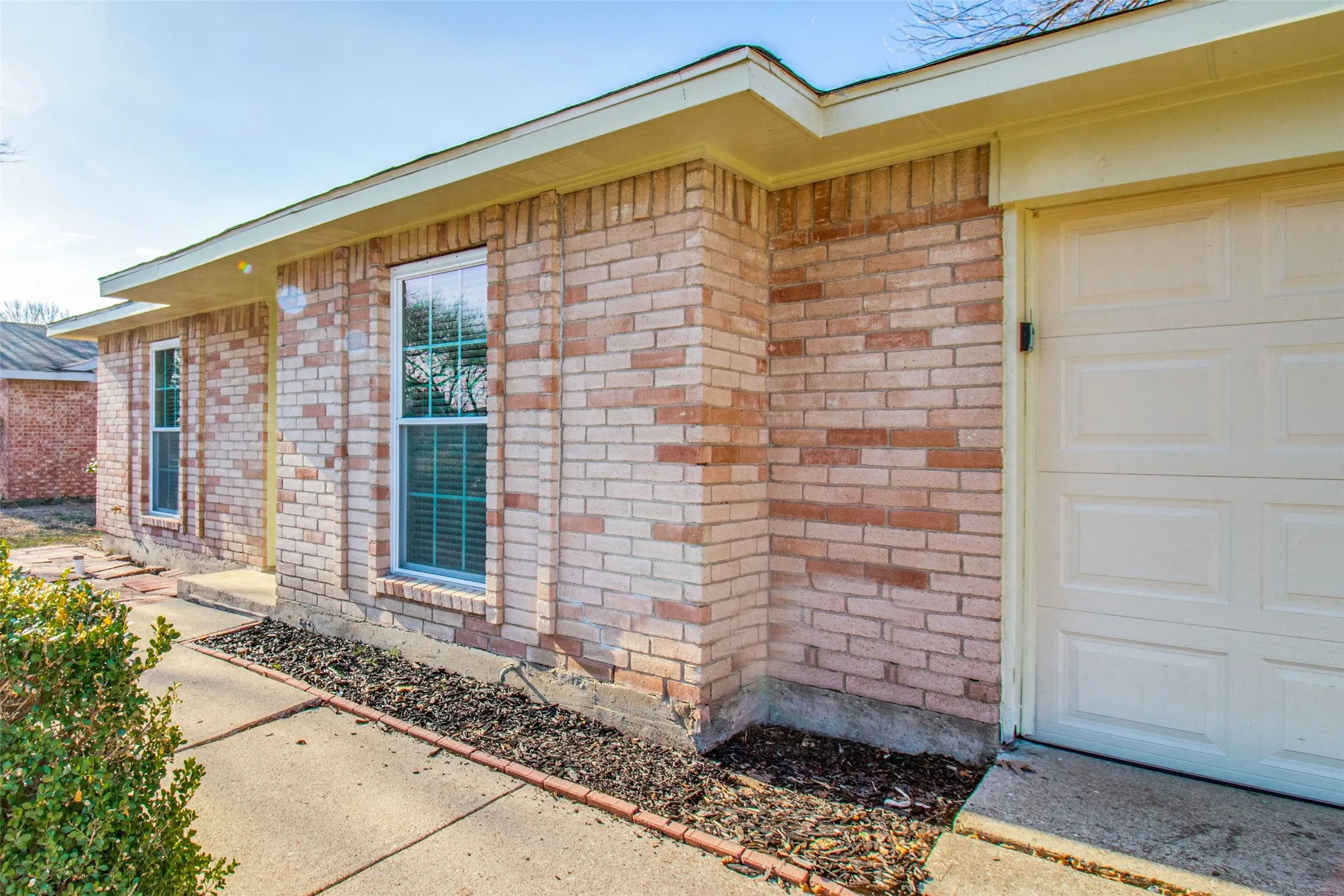 Single Family Residence For Sale in Dallas County , 1825 Bette Drive, Mesquite, Texas 75149, 3 Bedroom, 2 Bathroom, 2 Garage spaces, 1,506 Sqft, built in 1979, mls#21290994, Real Estate Agent in Mesquite, Homes For Sale in Dallas county, Homes For Sale in Mesquite, Realtor in Mesquite Texas, Real Estate Brokerage Independent Realty Texas, Luminita Cordes Realtor
