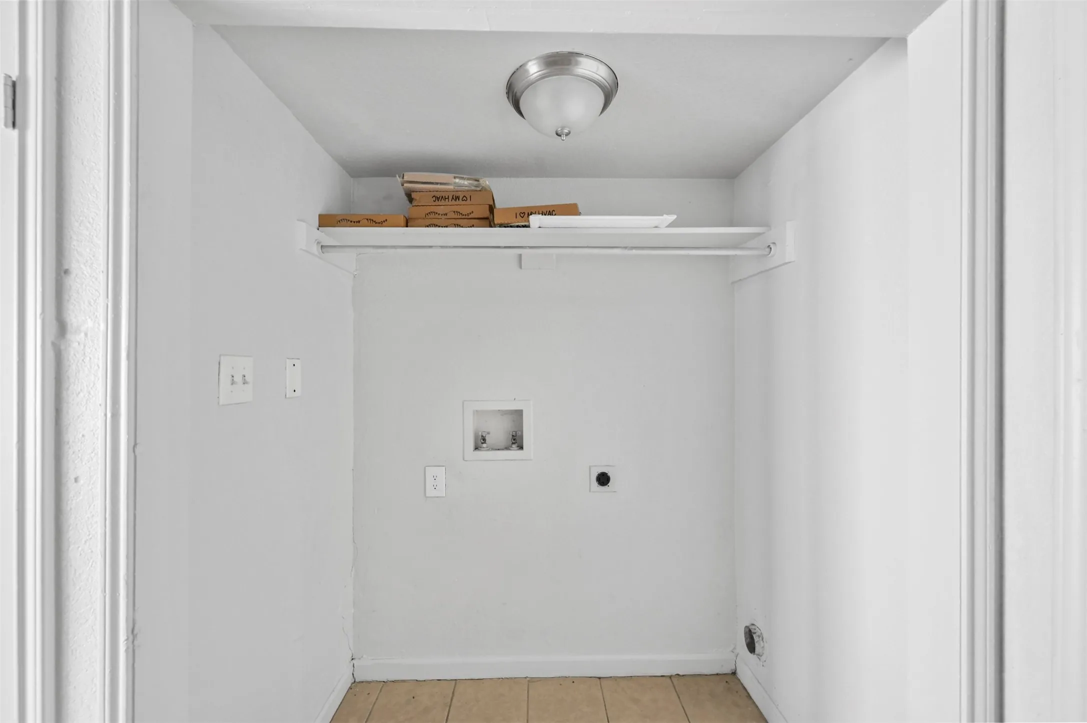 Townhouse For Rent in Tarrant County , 4921 Miller Avenue, Fort Worth, Texas 76119, 2 Bedroom, 2 Bathroom, Garage spaces, 780 Sqft, built in 1986, mls#21291477, Real Estate Agent in Fort Worth, Homes For Rent in Tarrant county, Homes For Rent in Fort Worth, Realtor in Fort Worth Texas, Real Estate Brokerage Independent Realty Texas, Luminita Cordes Realtor