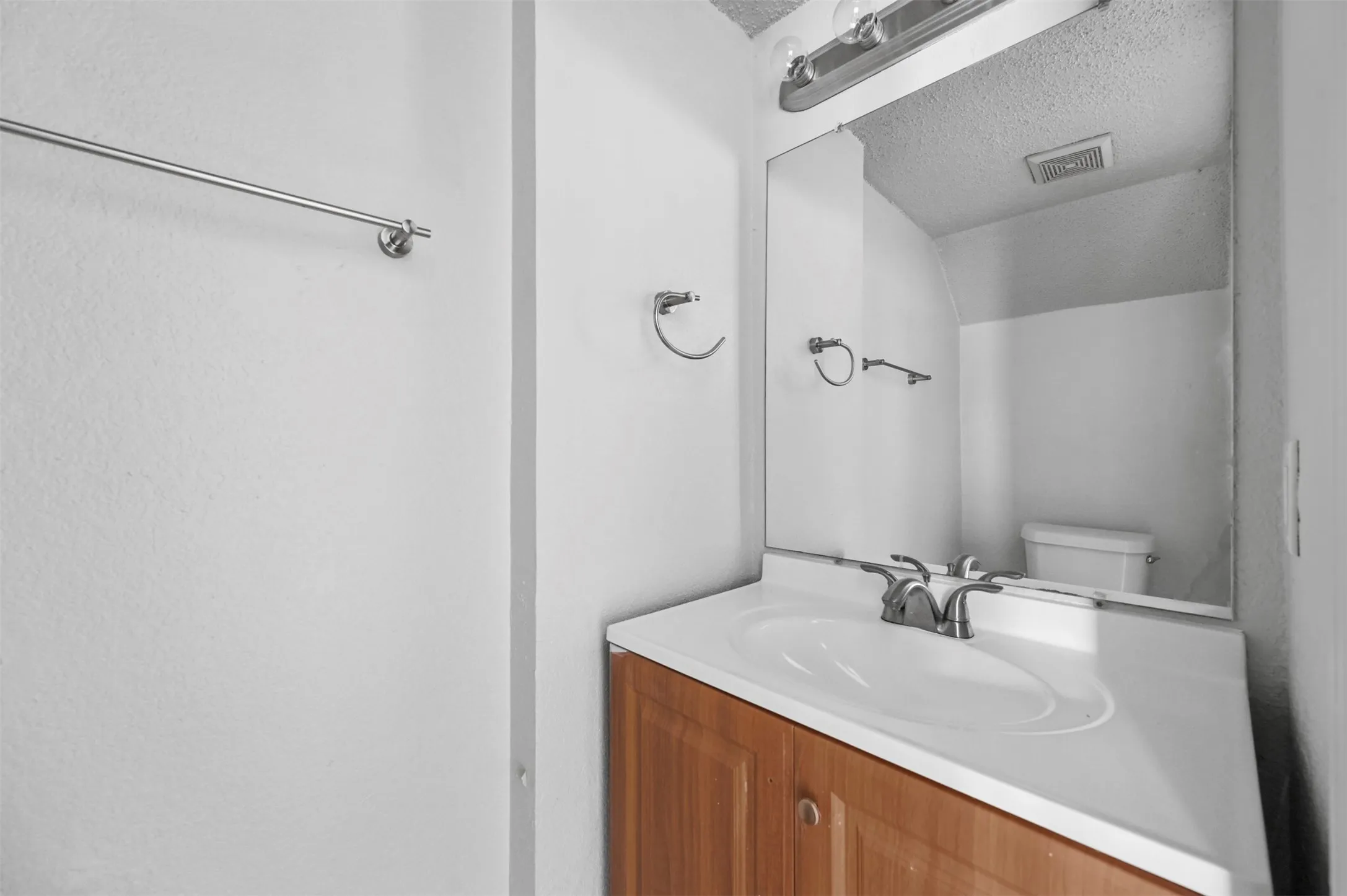 Townhouse For Rent in Tarrant County , 4921 Miller Avenue, Fort Worth, Texas 76119, 2 Bedroom, 2 Bathroom, Garage spaces, 780 Sqft, built in 1986, mls#21291477, Real Estate Agent in Fort Worth, Homes For Rent in Tarrant county, Homes For Rent in Fort Worth, Realtor in Fort Worth Texas, Real Estate Brokerage Independent Realty Texas, Luminita Cordes Realtor