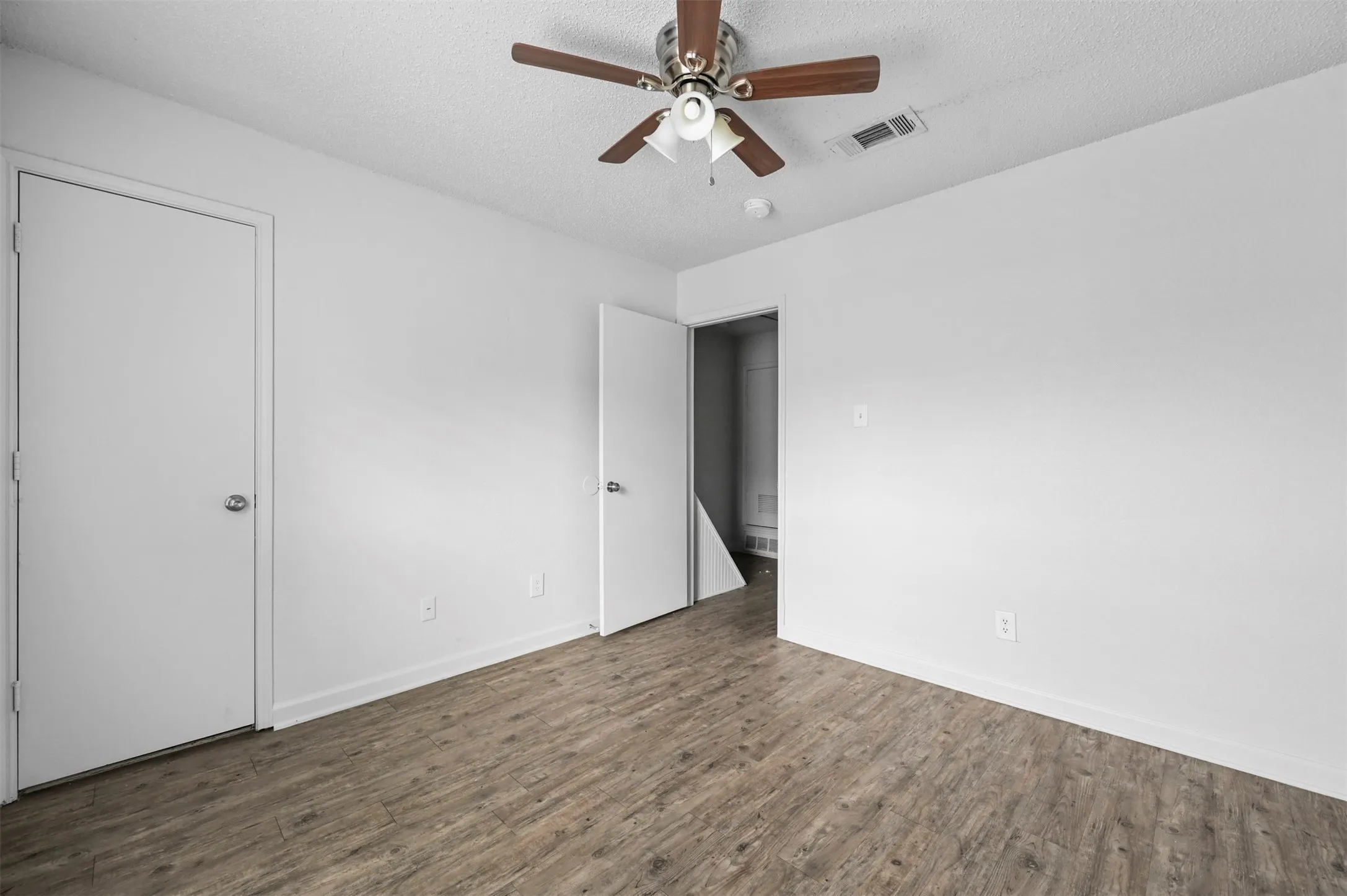 Townhouse For Rent in Tarrant County , 4921 Miller Avenue, Fort Worth, Texas 76119, 2 Bedroom, 2 Bathroom, Garage spaces, 780 Sqft, built in 1986, mls#21291477, Real Estate Agent in Fort Worth, Homes For Rent in Tarrant county, Homes For Rent in Fort Worth, Realtor in Fort Worth Texas, Real Estate Brokerage Independent Realty Texas, Luminita Cordes Realtor