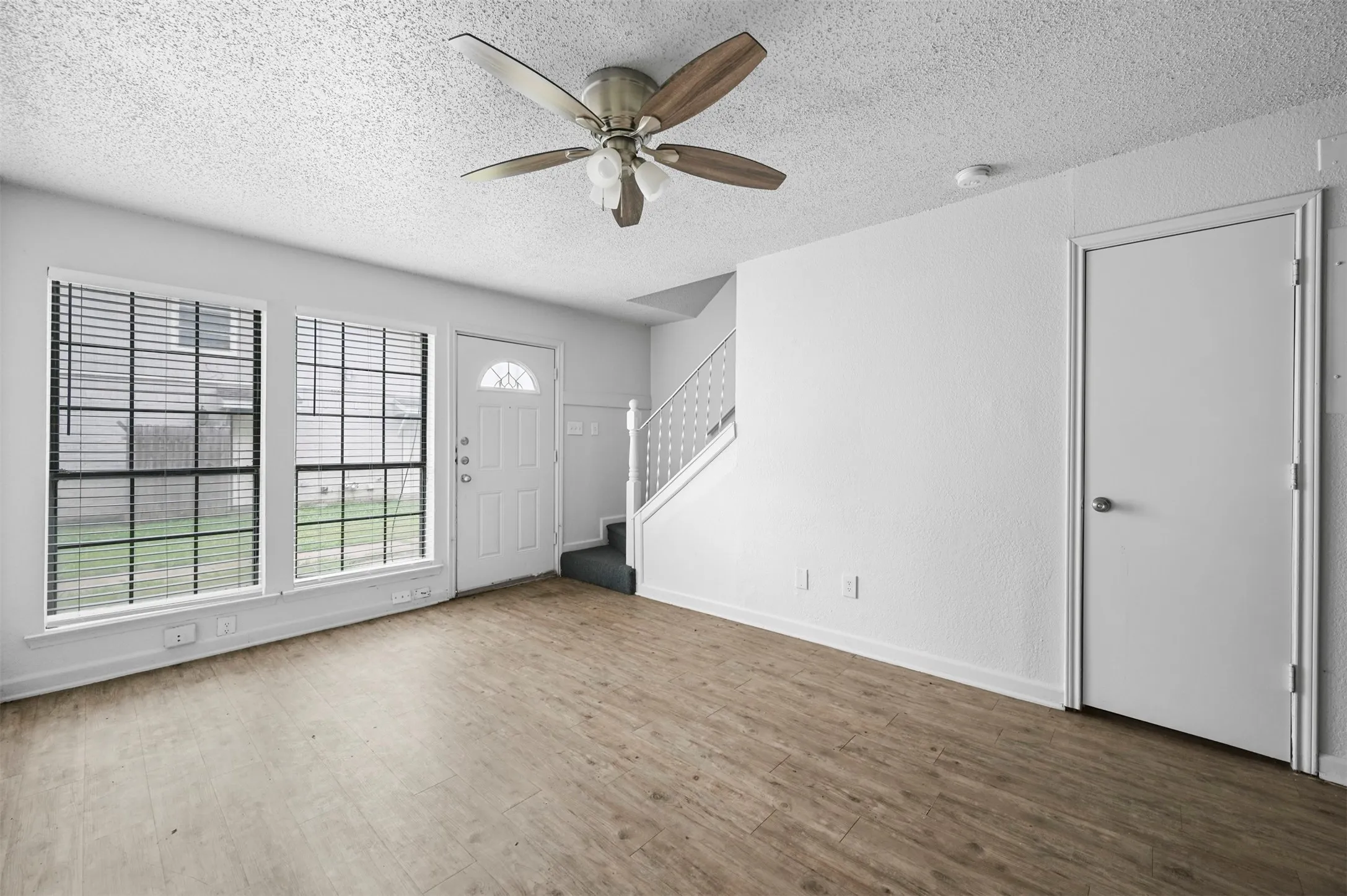 Townhouse For Rent in Tarrant County , 4921 Miller Avenue, Fort Worth, Texas 76119, 2 Bedroom, 2 Bathroom, Garage spaces, 780 Sqft, built in 1986, mls#21291477, Real Estate Agent in Fort Worth, Homes For Rent in Tarrant county, Homes For Rent in Fort Worth, Realtor in Fort Worth Texas, Real Estate Brokerage Independent Realty Texas, Luminita Cordes Realtor