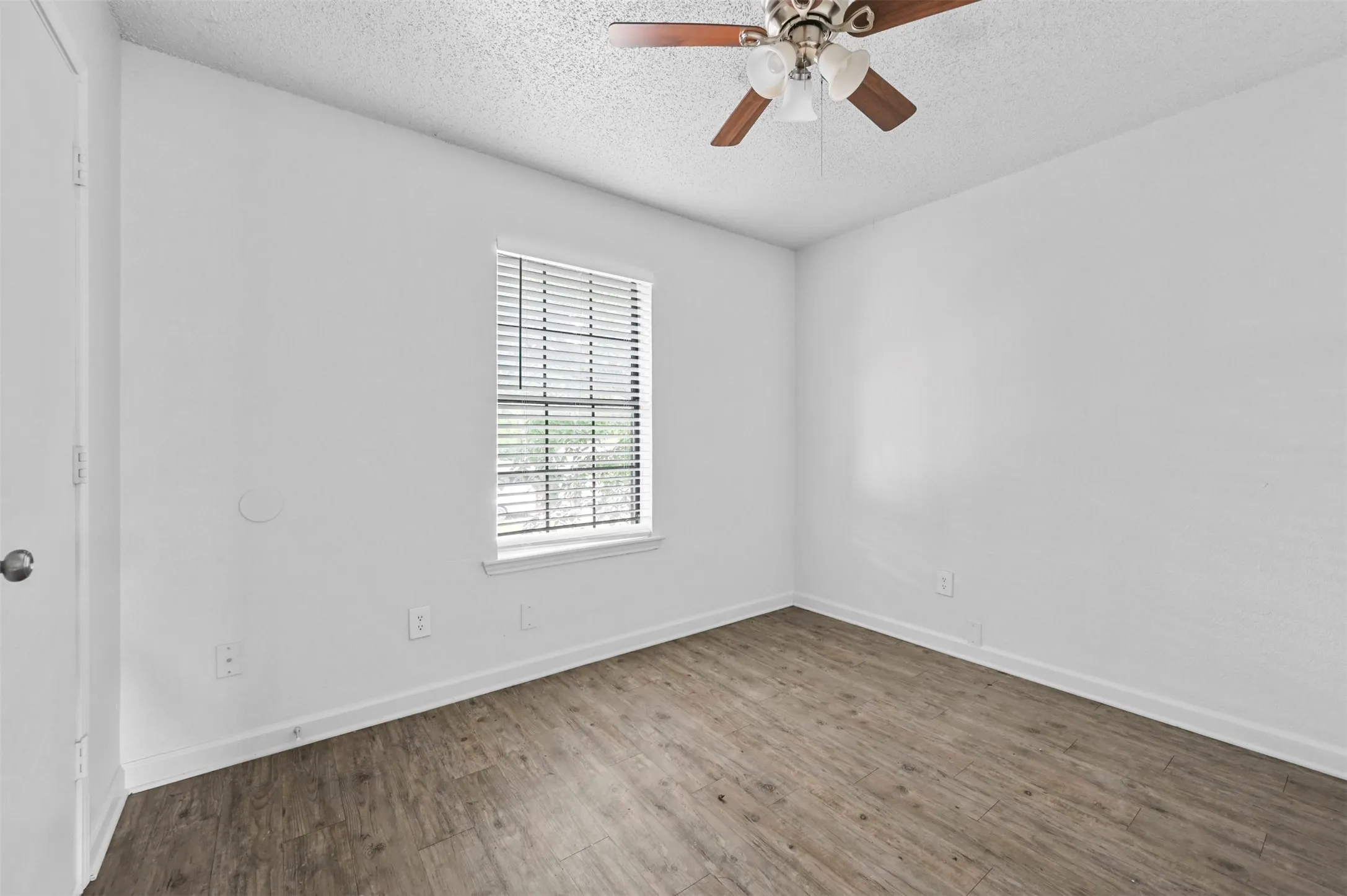 Townhouse For Rent in Tarrant County , 4921 Miller Avenue, Fort Worth, Texas 76119, 2 Bedroom, 2 Bathroom, Garage spaces, 780 Sqft, built in 1986, mls#21291477, Real Estate Agent in Fort Worth, Homes For Rent in Tarrant county, Homes For Rent in Fort Worth, Realtor in Fort Worth Texas, Real Estate Brokerage Independent Realty Texas, Luminita Cordes Realtor