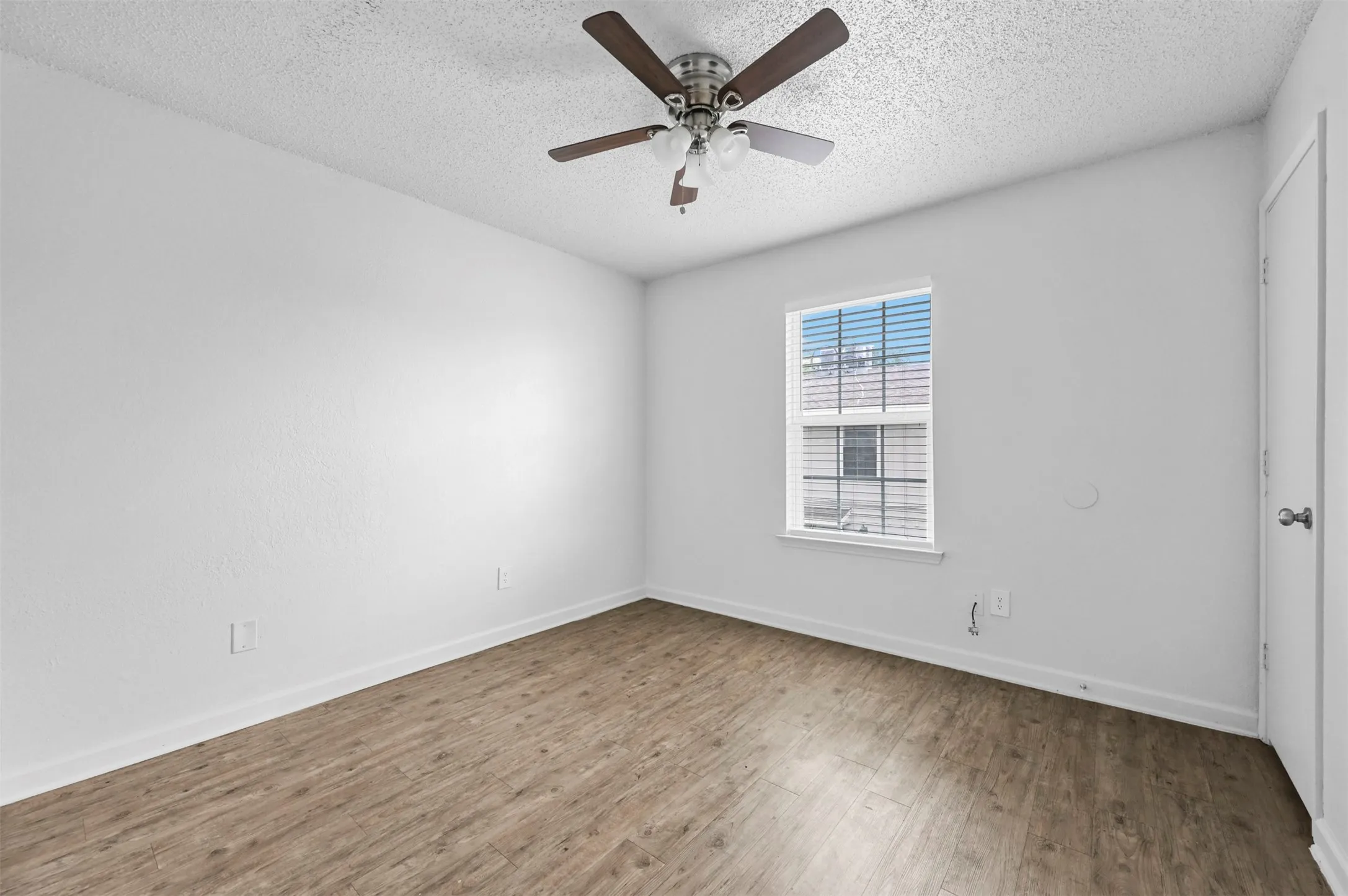 Townhouse For Rent in Tarrant County , 4921 Miller Avenue, Fort Worth, Texas 76119, 2 Bedroom, 2 Bathroom, Garage spaces, 780 Sqft, built in 1986, mls#21291477, Real Estate Agent in Fort Worth, Homes For Rent in Tarrant county, Homes For Rent in Fort Worth, Realtor in Fort Worth Texas, Real Estate Brokerage Independent Realty Texas, Luminita Cordes Realtor