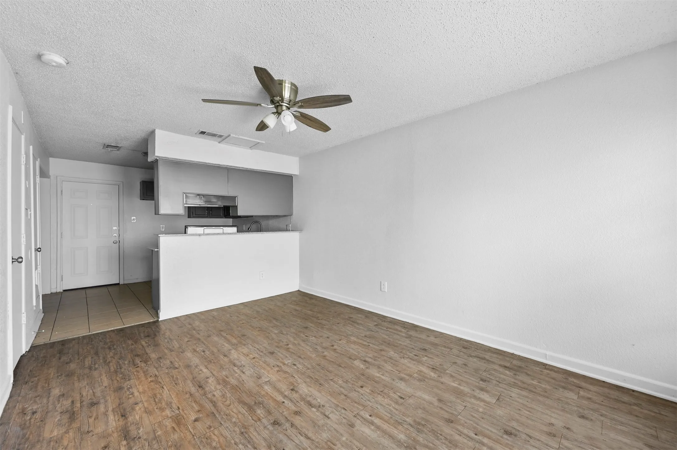 Townhouse For Rent in Tarrant County , 4921 Miller Avenue, Fort Worth, Texas 76119, 2 Bedroom, 2 Bathroom, Garage spaces, 780 Sqft, built in 1986, mls#21291477, Real Estate Agent in Fort Worth, Homes For Rent in Tarrant county, Homes For Rent in Fort Worth, Realtor in Fort Worth Texas, Real Estate Brokerage Independent Realty Texas, Luminita Cordes Realtor