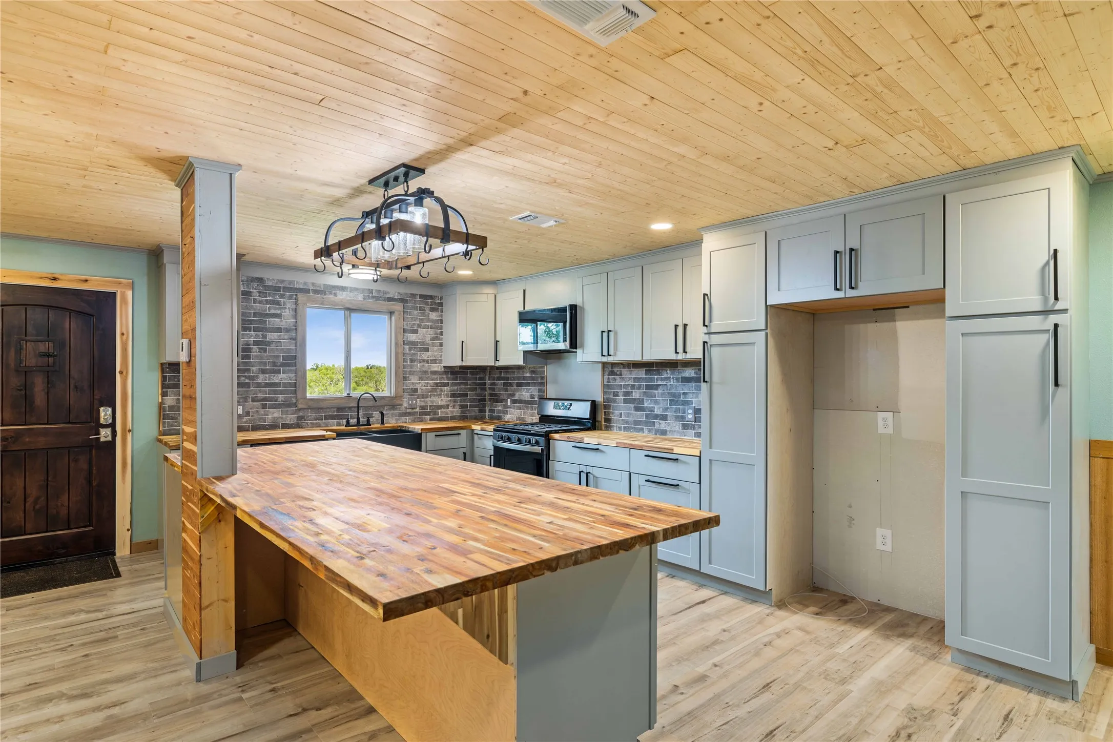 Single Family Residence For Sale in Brown County , 14001 Highway 377 S, Brookesmith, Texas 76827, 3 Bedrooms, 3 Bathrooms, Garage spaces, 2,708 Sqft, built in 1991, Price $465,000, mls#21291505, Real Estate Agent in Brookesmith, Homes For Sale in Brown county, Homes For Sale in Brookesmith, Realtor in Brookesmith Texas, Real Estate Brokerage Independent Realty Texas, Luminita Cordes Realtor