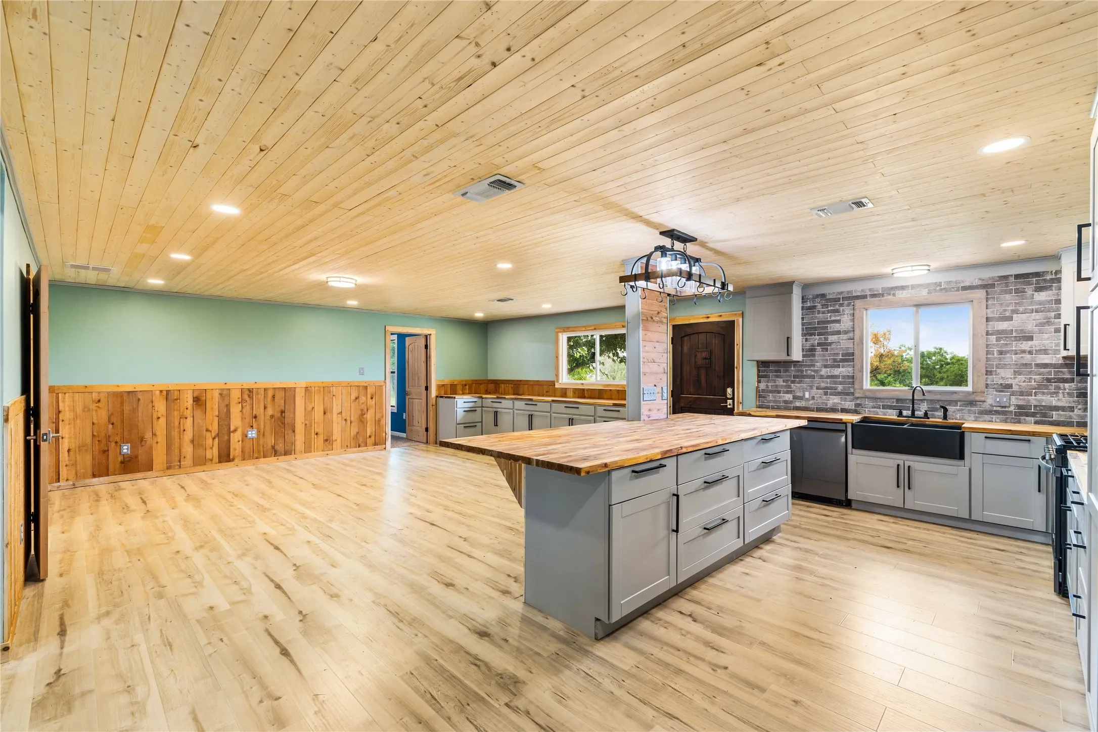 Single Family Residence For Sale in Brown County , 14001 Highway 377 S, Brookesmith, Texas 76827, 3 Bedrooms, 3 Bathrooms, Garage spaces, 2,708 Sqft, built in 1991, Price $465,000, mls#21291505, Real Estate Agent in Brookesmith, Homes For Sale in Brown county, Homes For Sale in Brookesmith, Realtor in Brookesmith Texas, Real Estate Brokerage Independent Realty Texas, Luminita Cordes Realtor