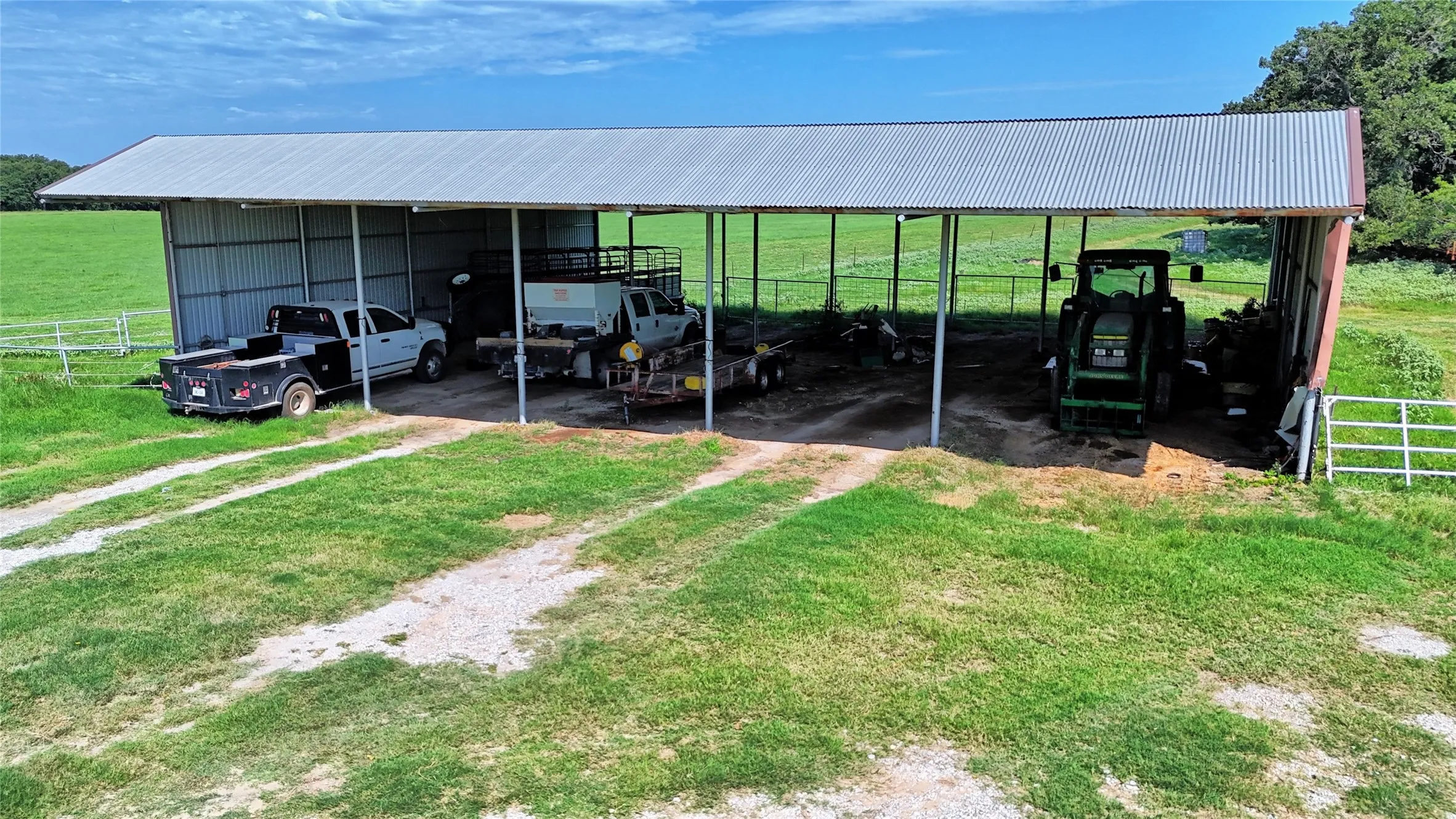 Farm For Sale in Montague County , 8752 Fm 1749, Sunset, Texas 76270, 3 Bedroom, 3 Bathroom, Garage spaces, 2,264 Sqft, built in 1973, mls#21291511, Real Estate Agent in Sunset, Homes For Sale in Montague county, Homes For Sale in Sunset, Realtor in Sunset Texas, Real Estate Brokerage Independent Realty Texas, Luminita Cordes Realtor