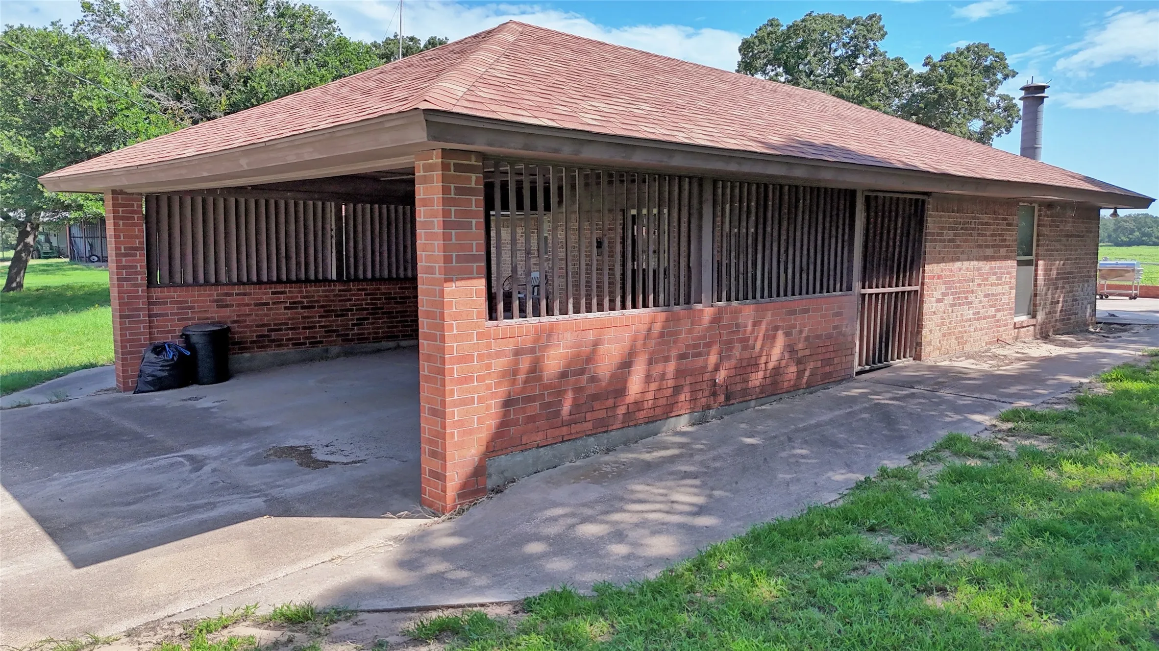 Farm For Sale in Montague County , 8752 Fm 1749, Sunset, Texas 76270, 3 Bedroom, 3 Bathroom, Garage spaces, 2,264 Sqft, built in 1973, mls#21291511, Real Estate Agent in Sunset, Homes For Sale in Montague county, Homes For Sale in Sunset, Realtor in Sunset Texas, Real Estate Brokerage Independent Realty Texas, Luminita Cordes Realtor