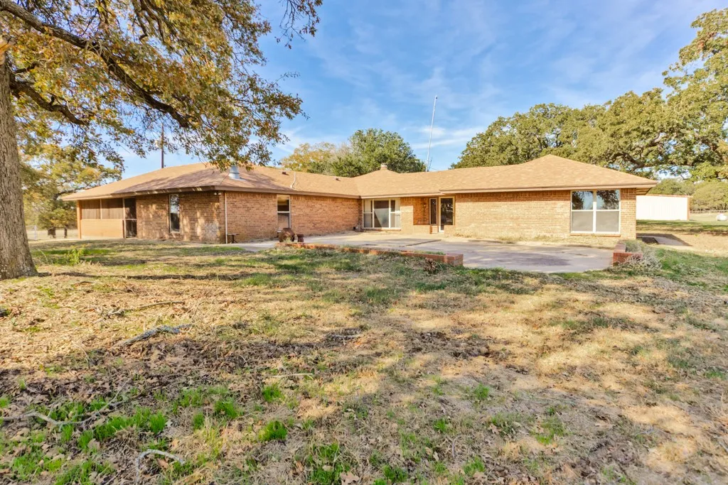 Farm For Sale in Montague County , 8752 Fm 1749, Sunset, Texas 76270, 3 Bedroom, 3 Bathroom, Garage spaces, 2,264 Sqft, built in 1973, mls#21291511, Real Estate Agent in Sunset, Homes For Sale in Montague county, Homes For Sale in Sunset, Realtor in Sunset Texas, Real Estate Brokerage Independent Realty Texas, Luminita Cordes Realtor
