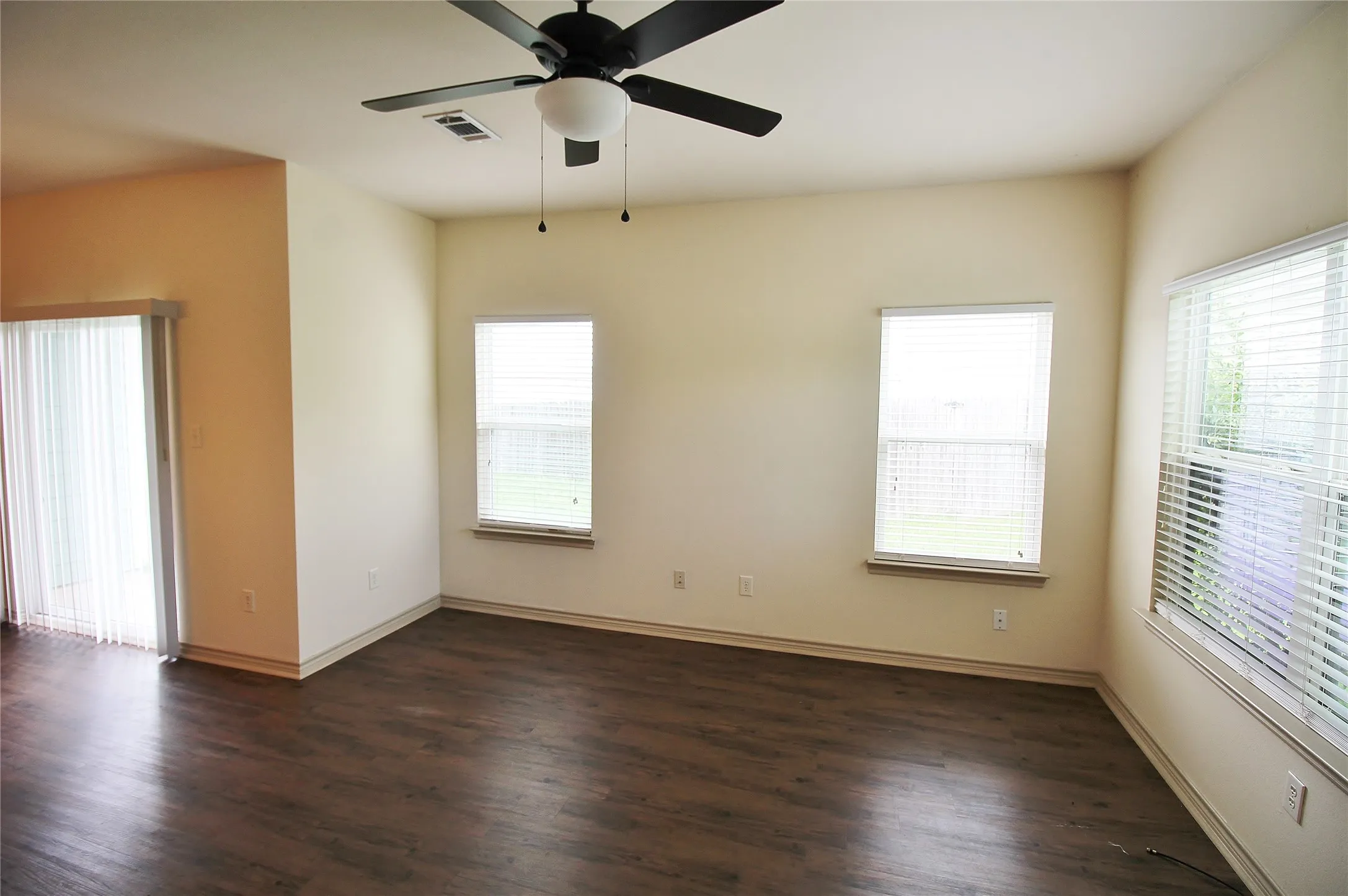 Duplex For Rent in Kaufman County , 112 Bridle Court, Mabank, Texas 75143, 2 Bedroom, 2 Bathroom, 1 Garage spaces, 1,145 Sqft, built in 2016, mls#21291546, Real Estate Agent in Mabank, Homes For Rent in Kaufman county, Homes For Rent in Mabank, Realtor in Mabank Texas, Real Estate Brokerage Independent Realty Texas, Luminita Cordes Realtor