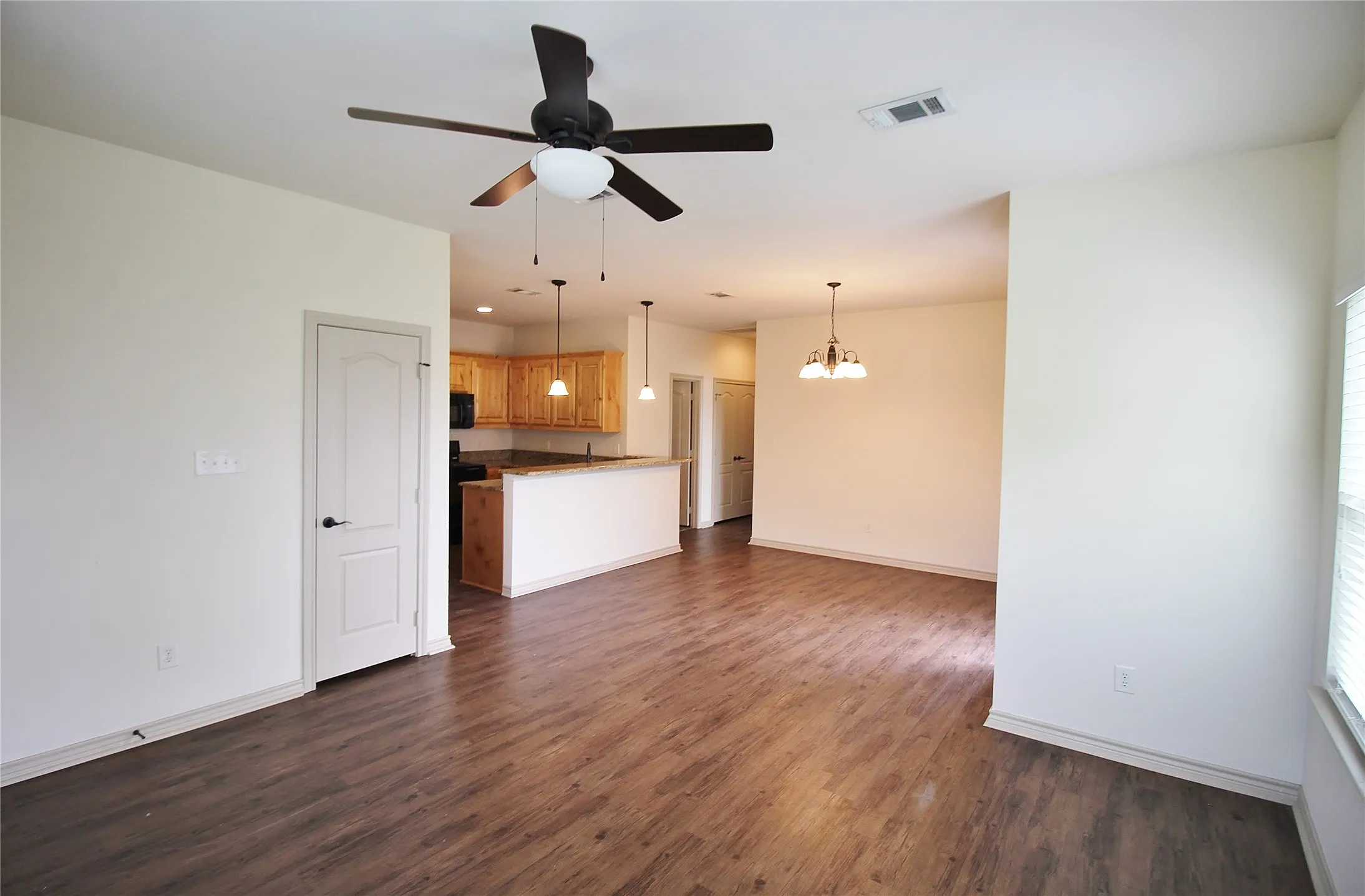 Duplex For Rent in Kaufman County , 112 Bridle Court, Mabank, Texas 75143, 2 Bedroom, 2 Bathroom, 1 Garage spaces, 1,145 Sqft, built in 2016, mls#21291546, Real Estate Agent in Mabank, Homes For Rent in Kaufman county, Homes For Rent in Mabank, Realtor in Mabank Texas, Real Estate Brokerage Independent Realty Texas, Luminita Cordes Realtor
