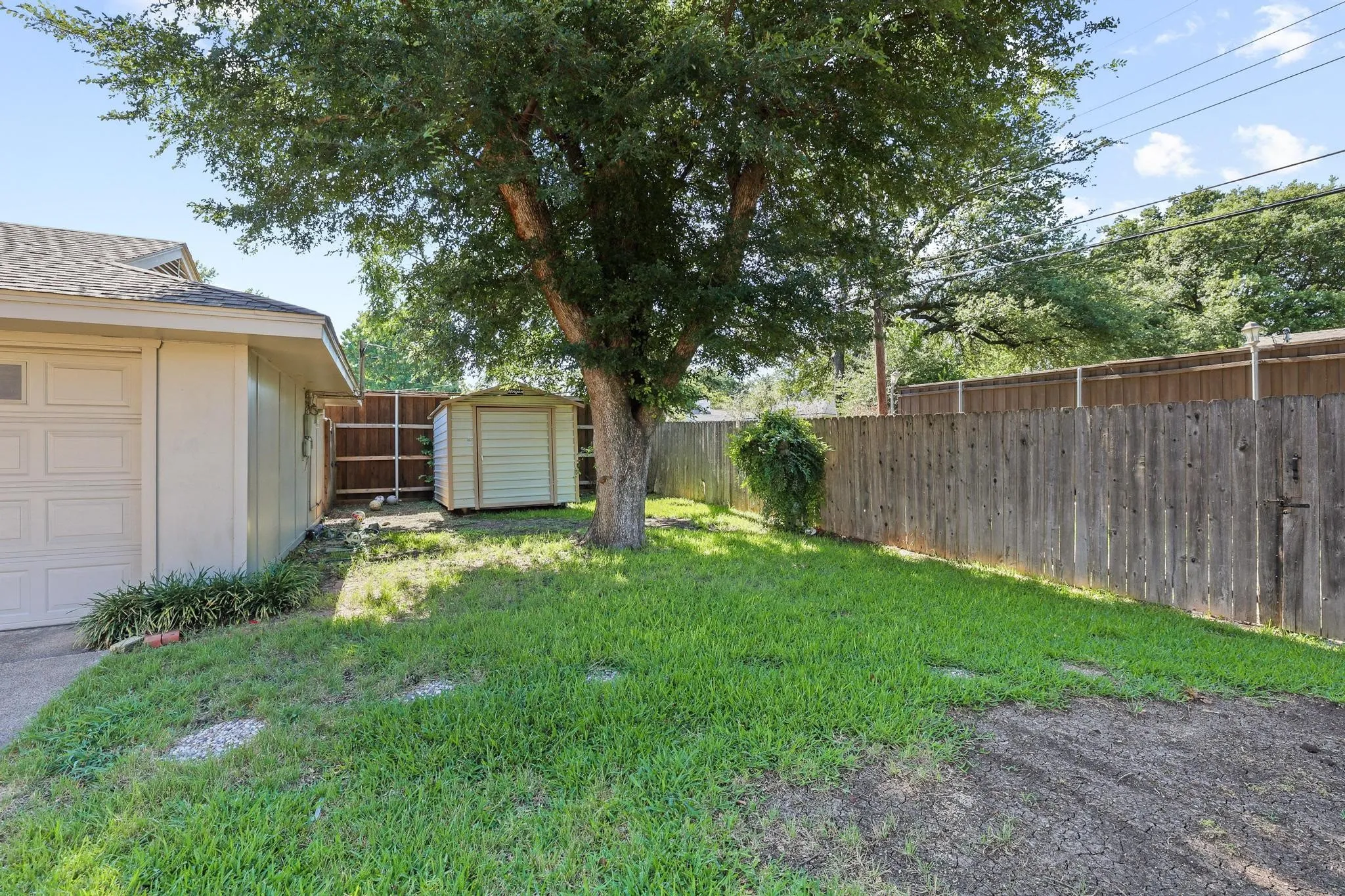 Single Family Residence For Sale in Dallas County , 10621 Mapleridge Drive, Dallas, Texas 75238, 4 Bedroom, 2 Bathroom, 2 Garage spaces, 2,031 Sqft, built in 1965, mls#21290429, Real Estate Agent in Dallas, Homes For Sale in Dallas county, Homes For Sale in Dallas, Realtor in Dallas Texas, Real Estate Brokerage Independent Realty Texas, Luminita Cordes Realtor