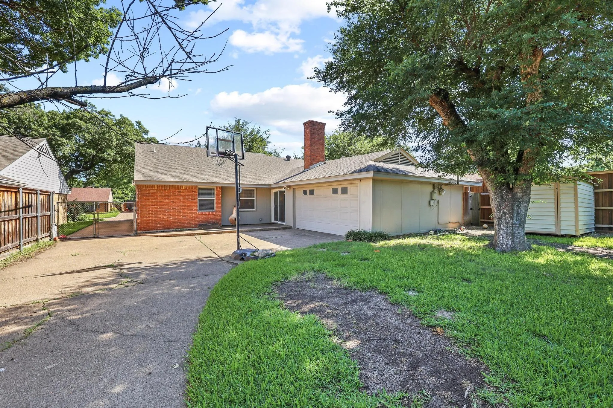 Single Family Residence For Sale in Dallas County , 10621 Mapleridge Drive, Dallas, Texas 75238, 4 Bedroom, 2 Bathroom, 2 Garage spaces, 2,031 Sqft, built in 1965, mls#21290429, Real Estate Agent in Dallas, Homes For Sale in Dallas county, Homes For Sale in Dallas, Realtor in Dallas Texas, Real Estate Brokerage Independent Realty Texas, Luminita Cordes Realtor