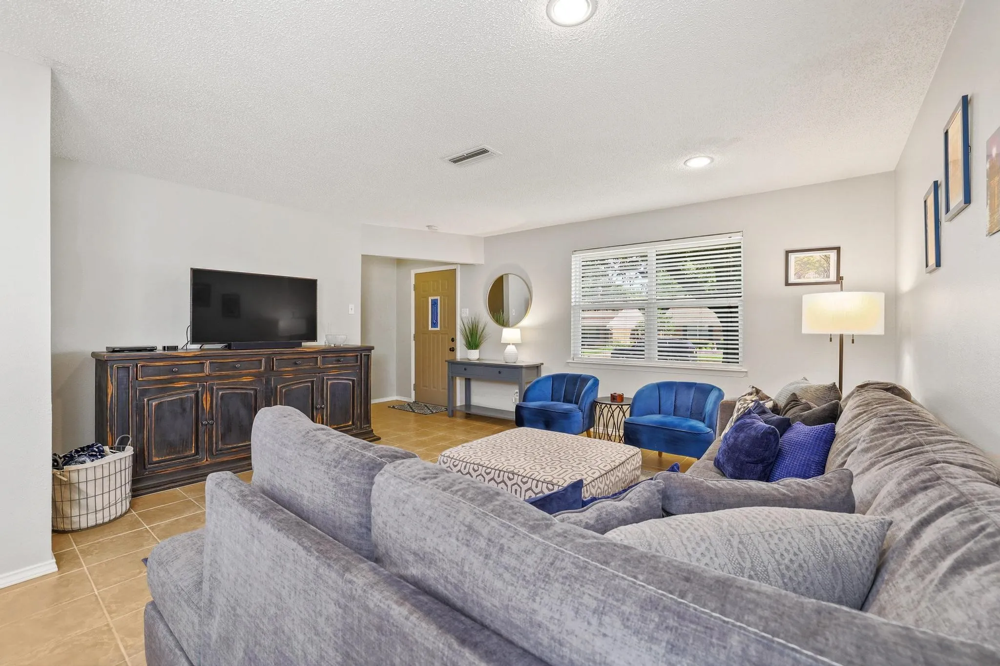 Single Family Residence For Sale in Dallas County , 10621 Mapleridge Drive, Dallas, Texas 75238, 4 Bedroom, 2 Bathroom, 2 Garage spaces, 2,031 Sqft, built in 1965, mls#21290429, Real Estate Agent in Dallas, Homes For Sale in Dallas county, Homes For Sale in Dallas, Realtor in Dallas Texas, Real Estate Brokerage Independent Realty Texas, Luminita Cordes Realtor