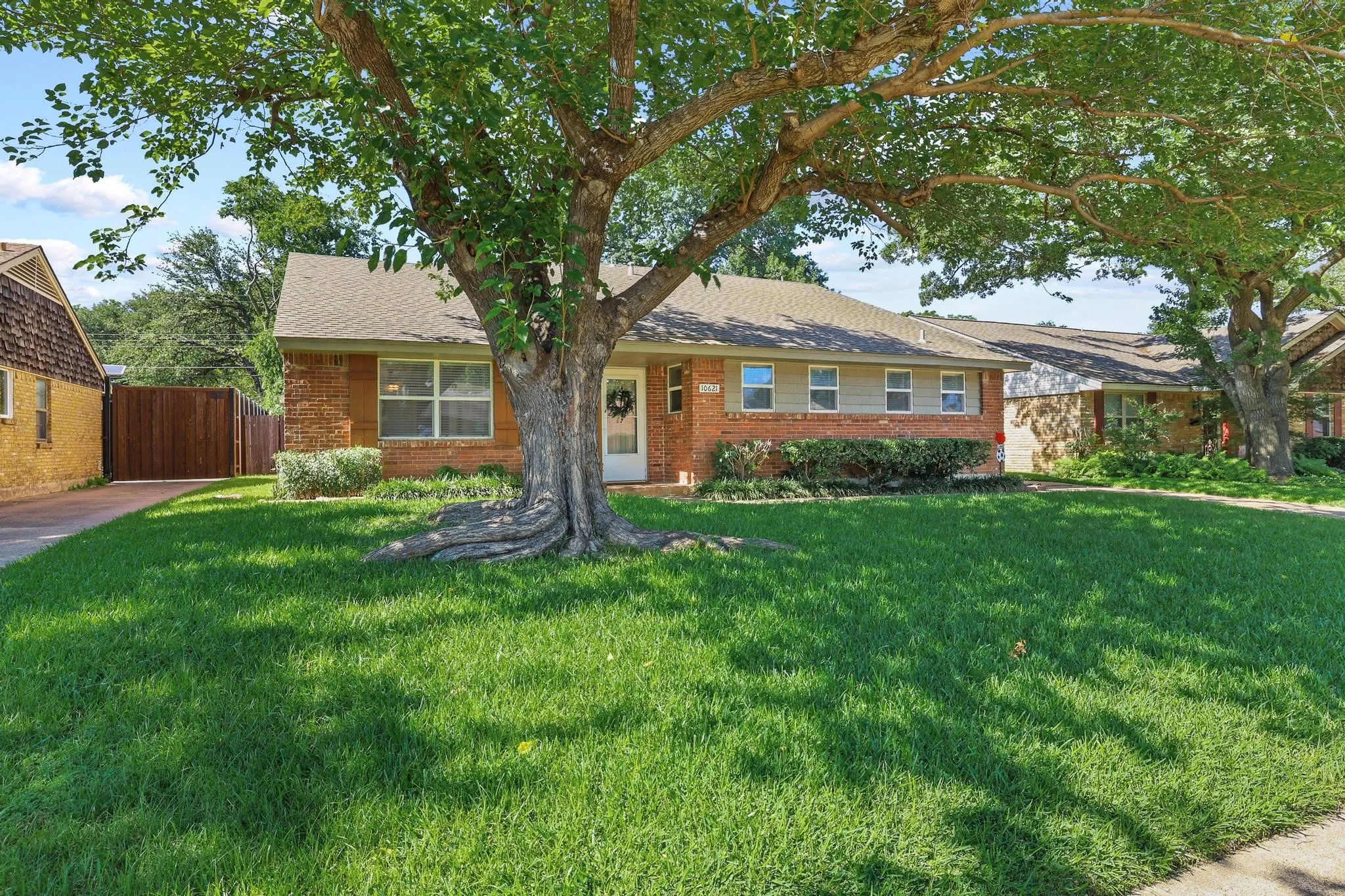 Single Family Residence For Sale in Dallas County , 10621 Mapleridge Drive, Dallas, Texas 75238, 4 Bedroom, 2 Bathroom, 2 Garage spaces, 2,031 Sqft, built in 1965, mls#21290429, Real Estate Agent in Dallas, Homes For Sale in Dallas county, Homes For Sale in Dallas, Realtor in Dallas Texas, Real Estate Brokerage Independent Realty Texas, Luminita Cordes Realtor
